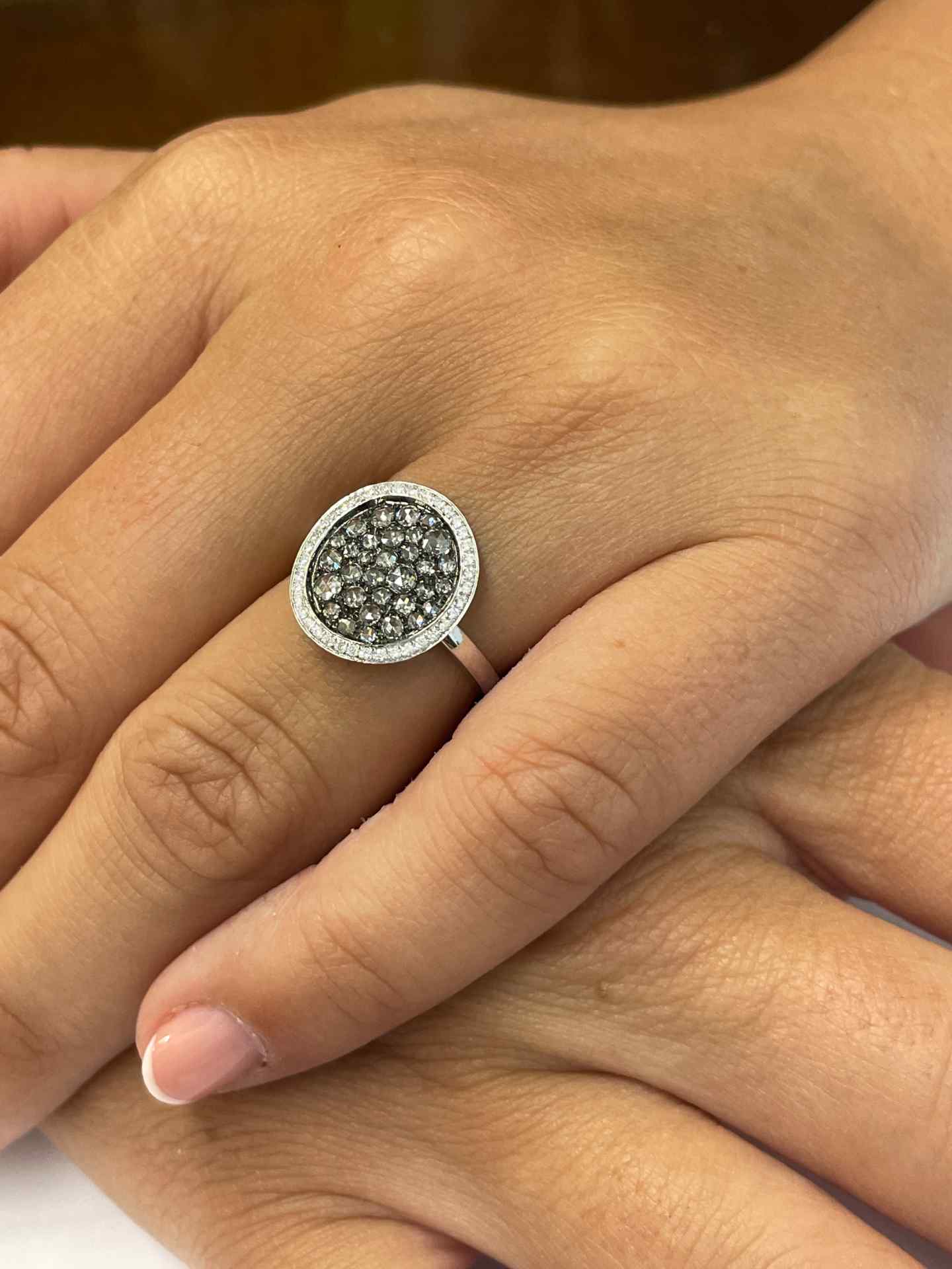 Anillo BARACALDO oro blanco 18 ktes con brillantes rodiado en negro.
