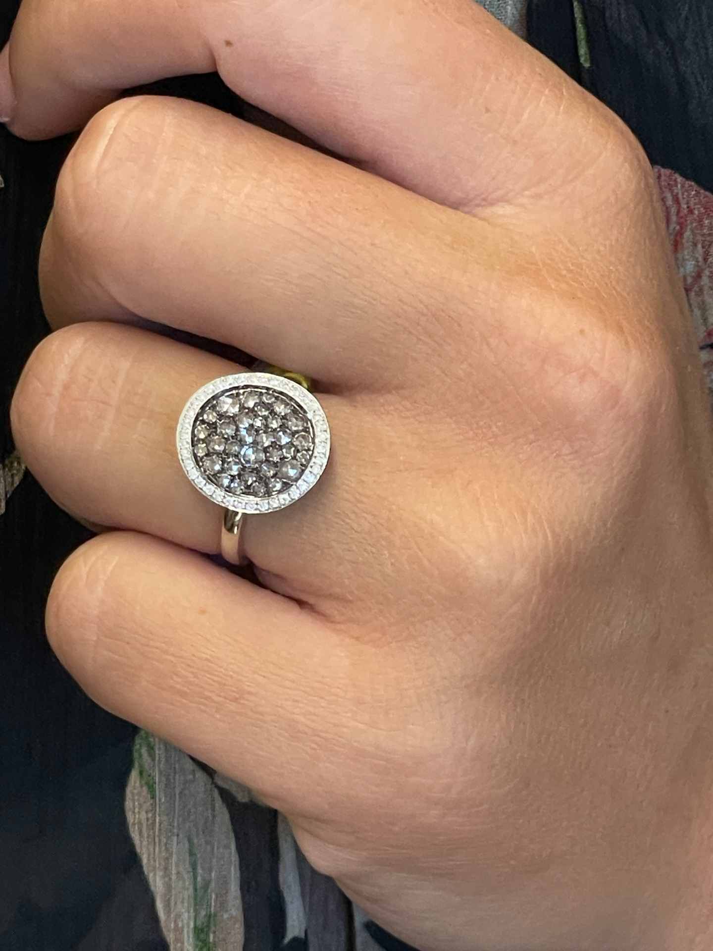 Anillo BARACALDO oro blanco 18 ktes con brillantes rodiado en negro.