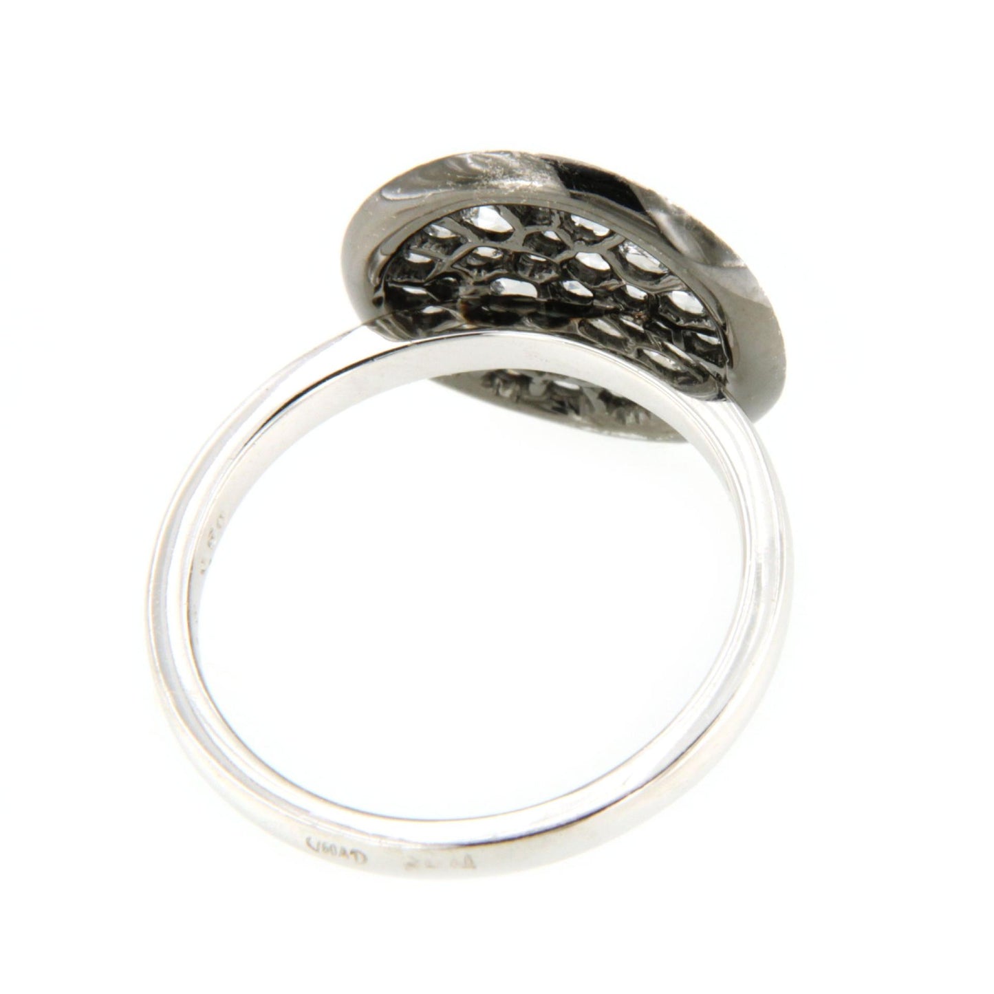 Anillo BARACALDO oro blanco 18 ktes con brillantes rodiado en negro.