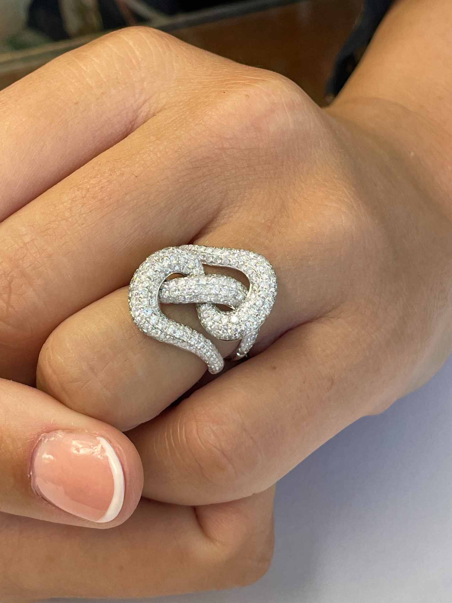 MUNGIA ring in 18k white gold with pavé diamonds.