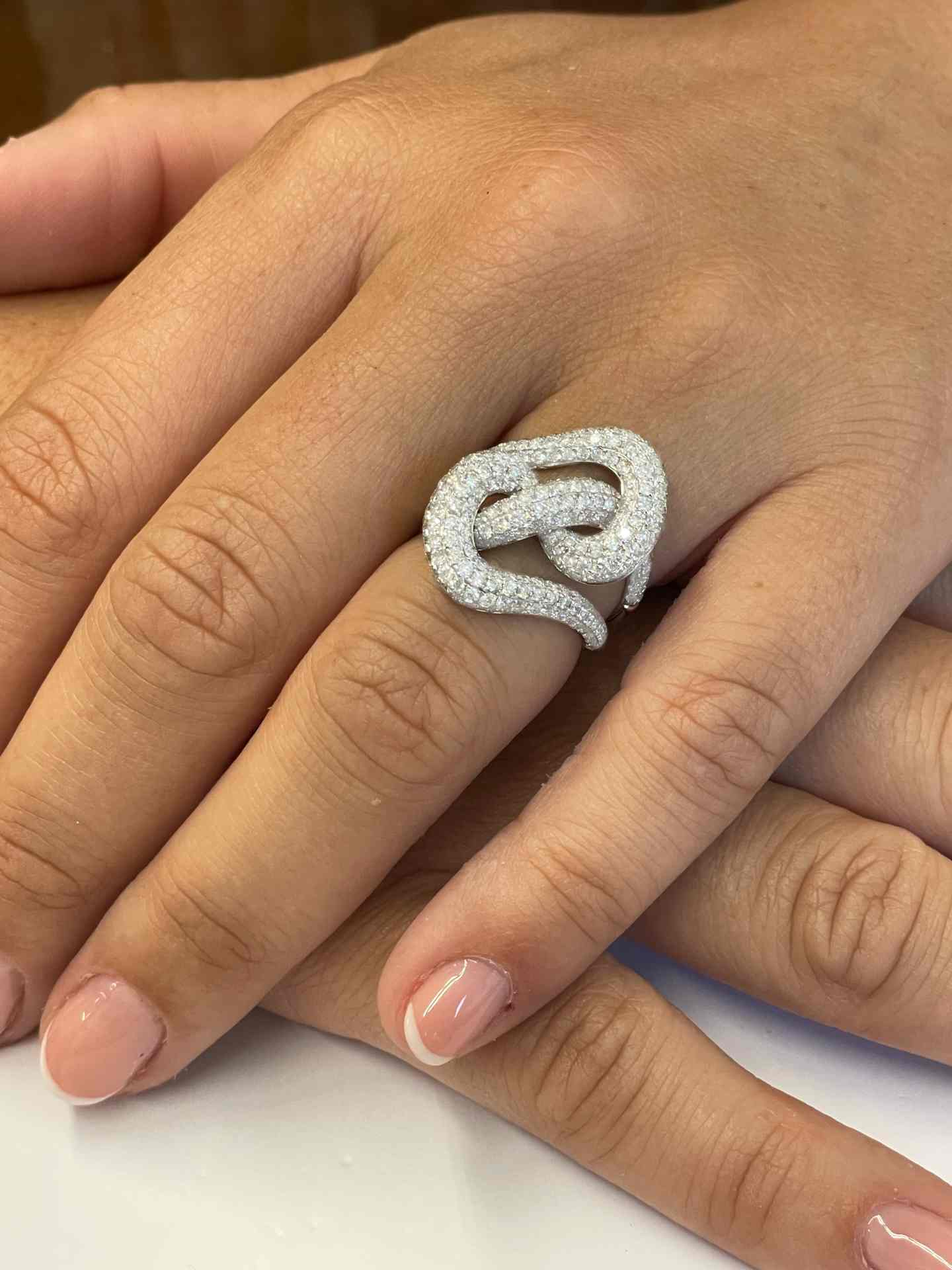 MUNGIA ring in 18k white gold with pavé diamonds.