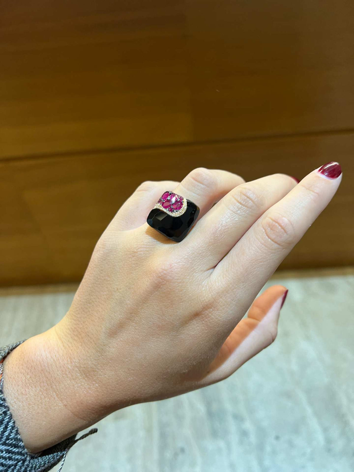 Anillo de oro rosa BEYZA con brillantes, rubíes y ónix