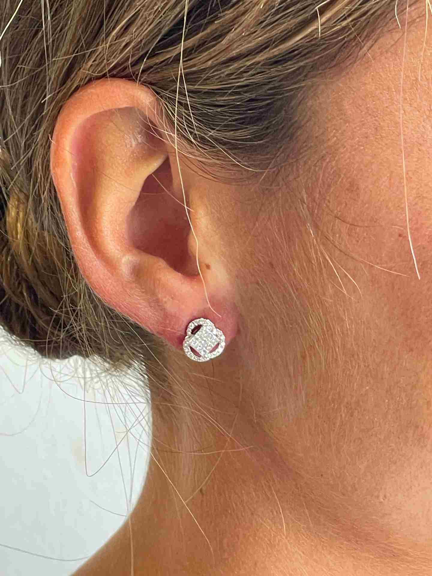 Detachable CAPA earring in 18k white gold with diamonds