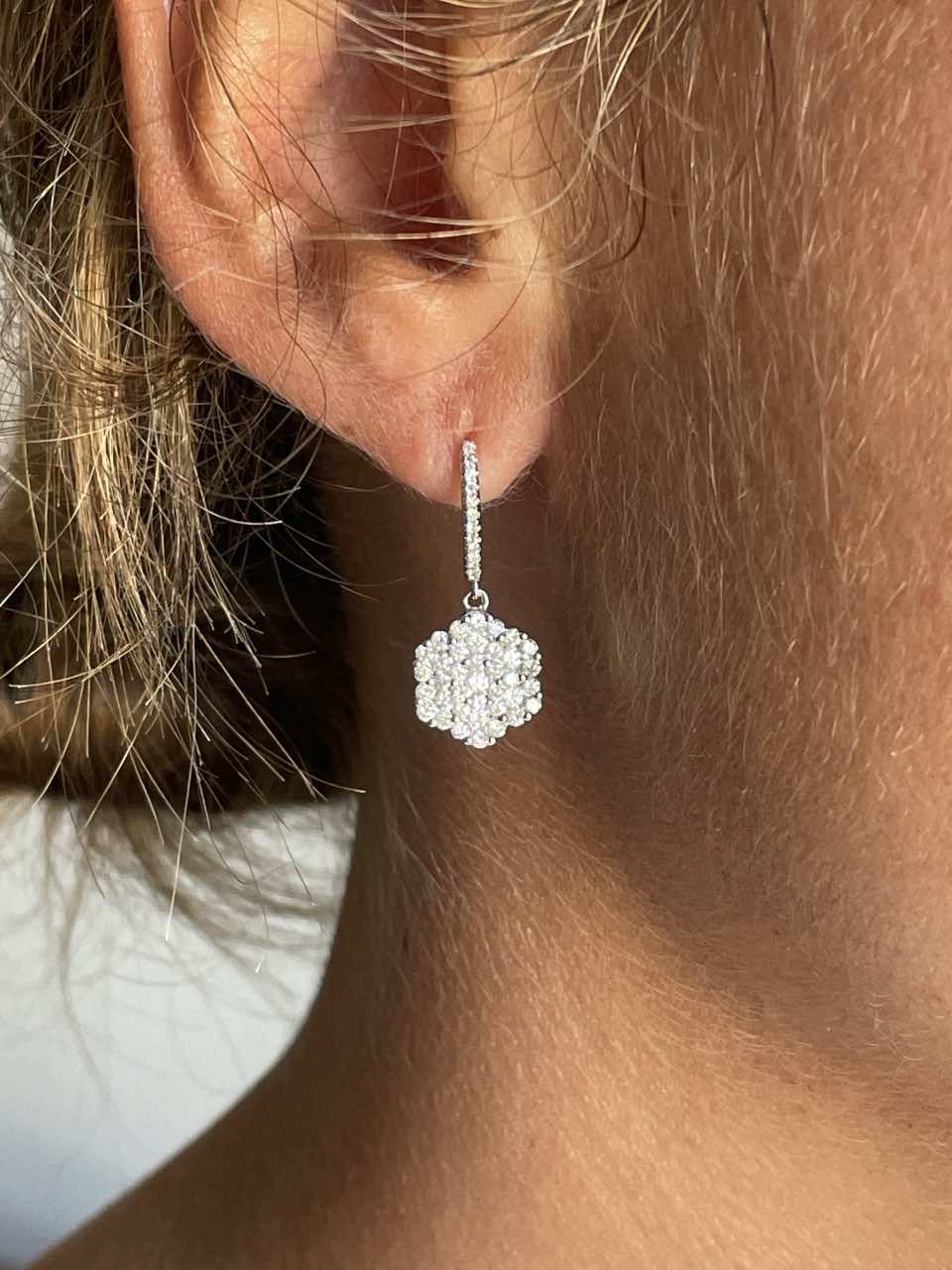 HERMOPOLIS, pendientes largos en oro blanco y diamantes.