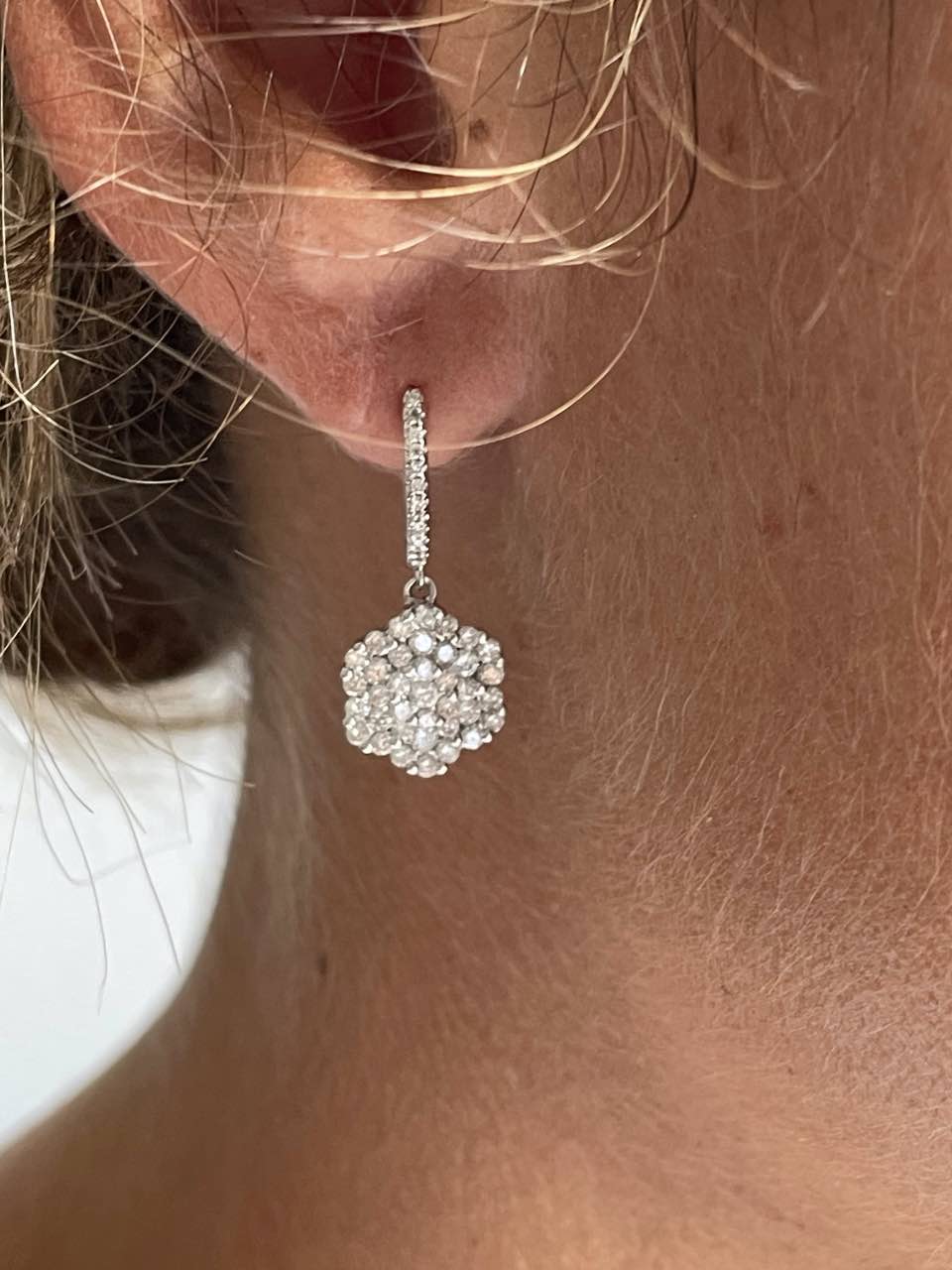 HERMOPOLIS, pendientes largos en oro blanco y diamantes.