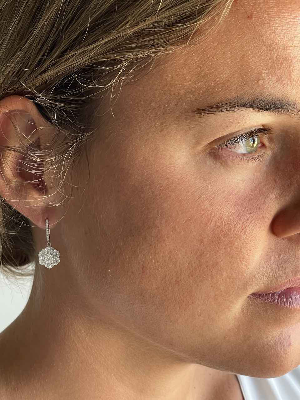 HERMOPOLIS, pendientes largos en oro blanco y diamantes.