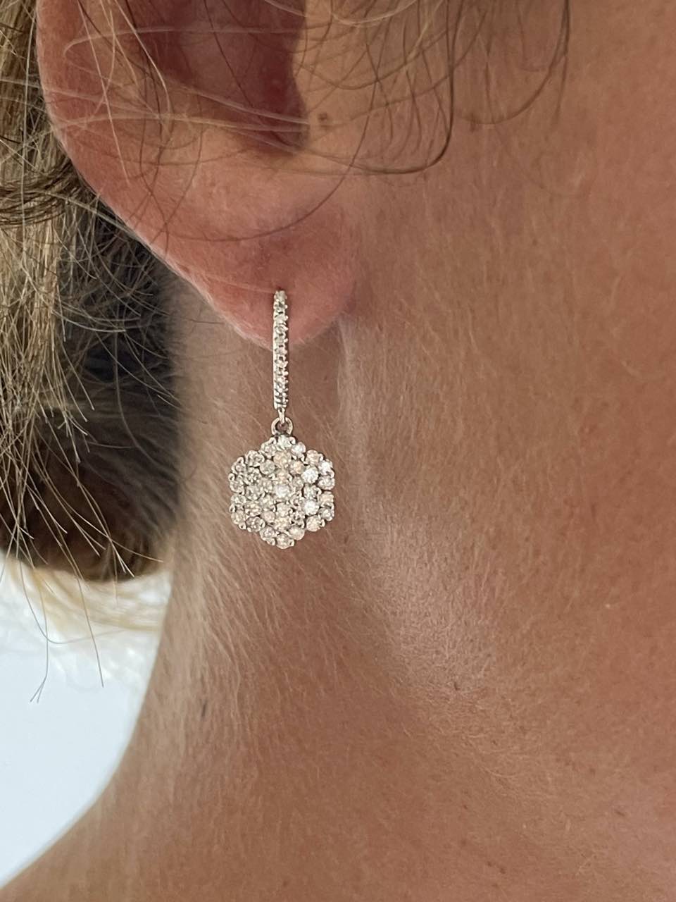 HERMOPOLIS, pendientes largos en oro blanco y diamantes.