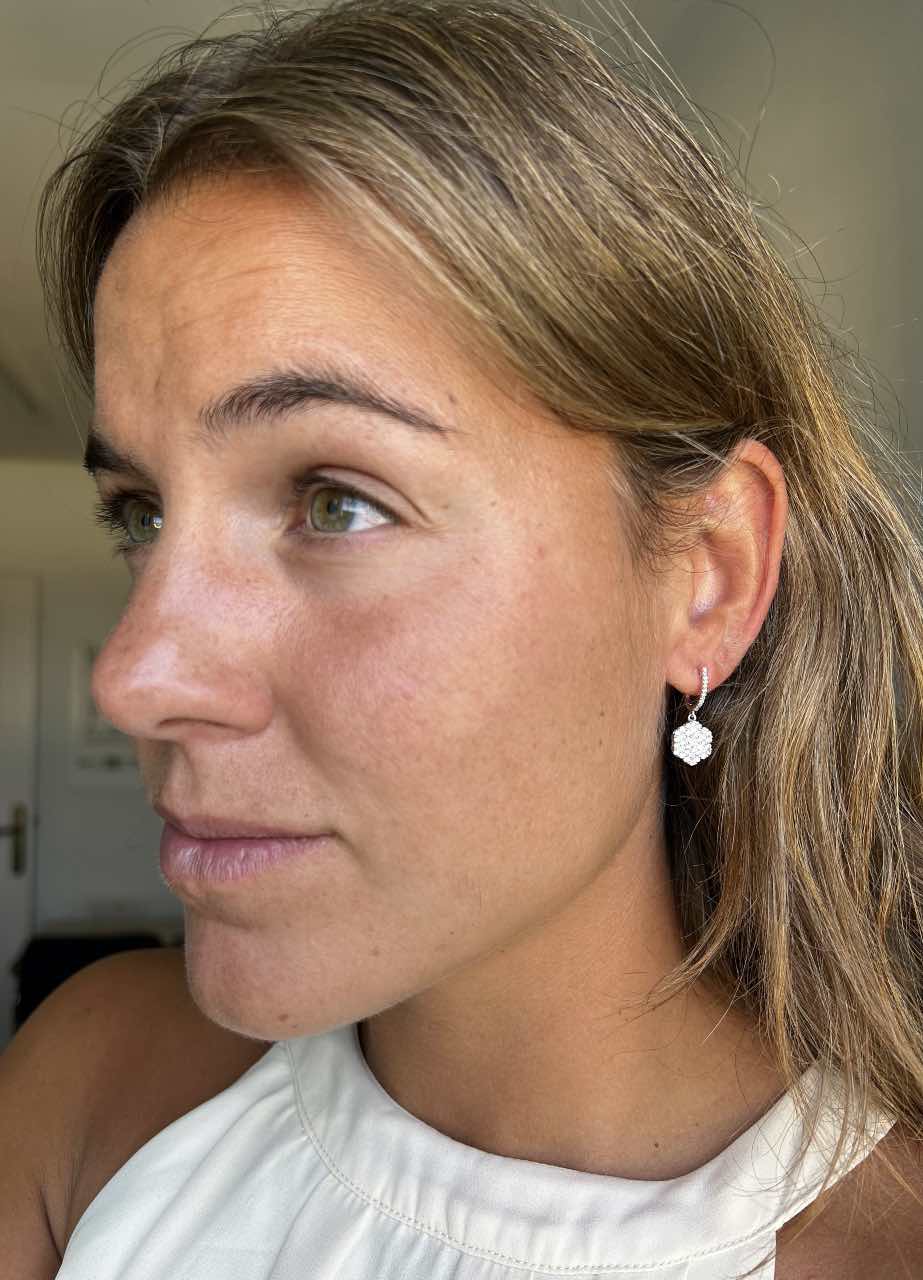 HERMOPOLIS, pendientes largos en oro blanco y diamantes.