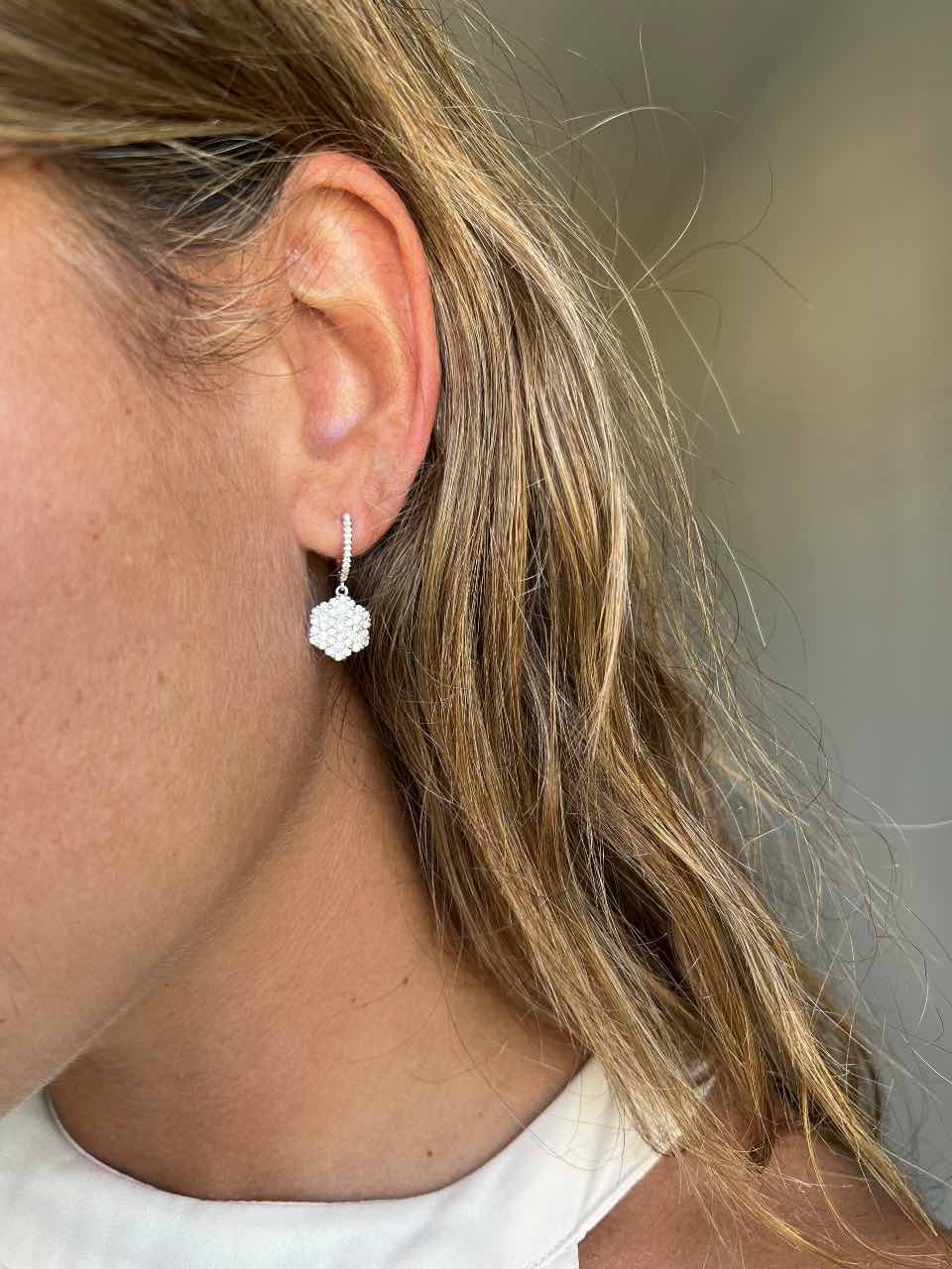 HERMOPOLIS, pendientes largos en oro blanco y diamantes.