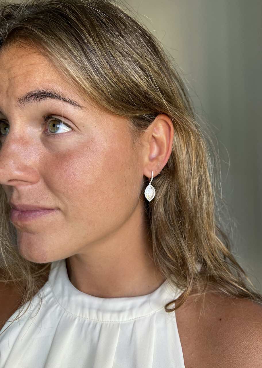 HELIOPOLIS, pendientes largos de oro blanco y diamantes.