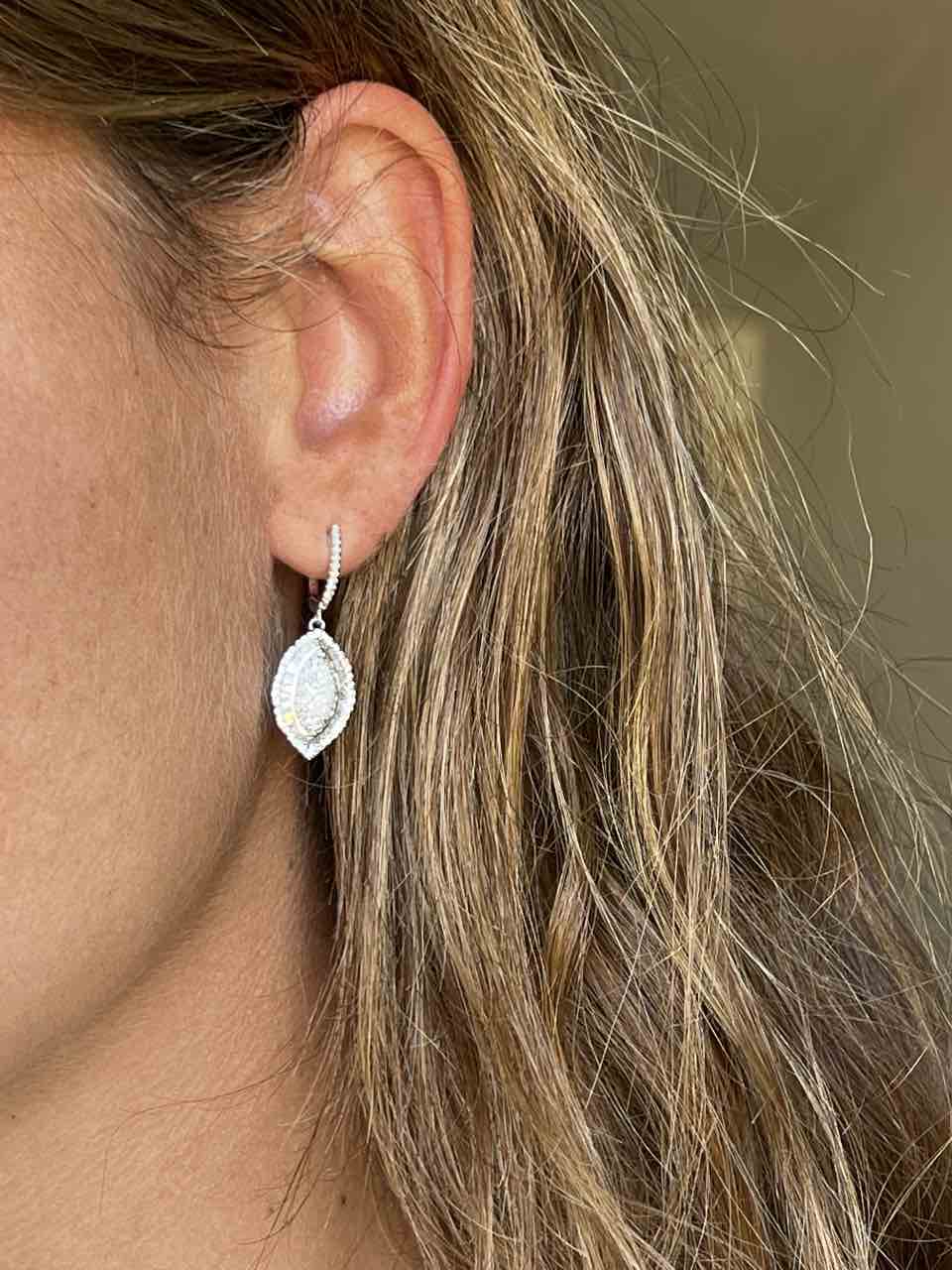 HELIOPOLIS, pendientes largos de oro blanco y diamantes.