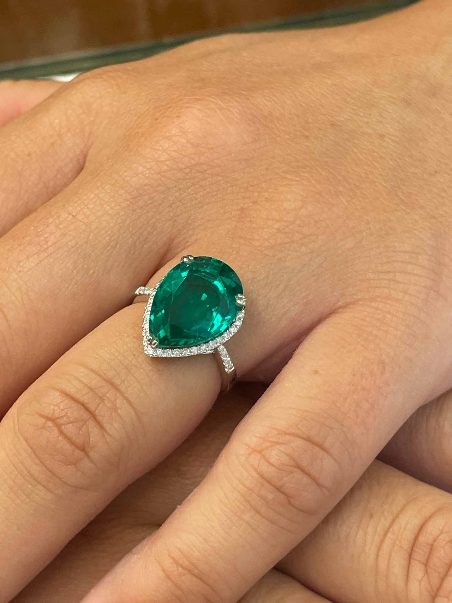 Anillo AMURRIO centro esmeralda pera con brillante en oro 18 ktes