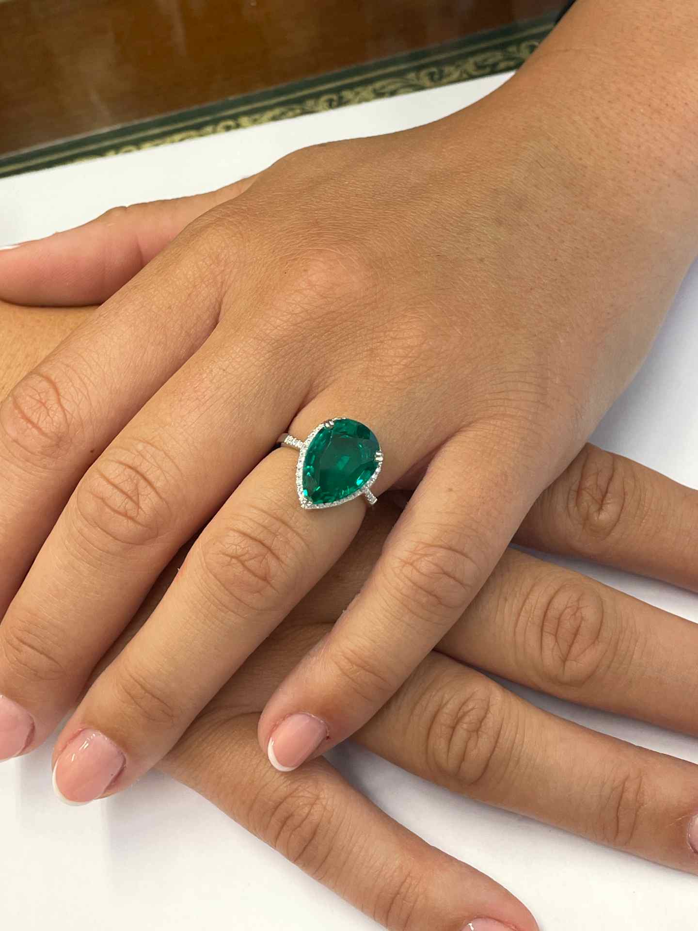 Anillo AMURRIO centro esmeralda pera con brillante en oro 18 ktes