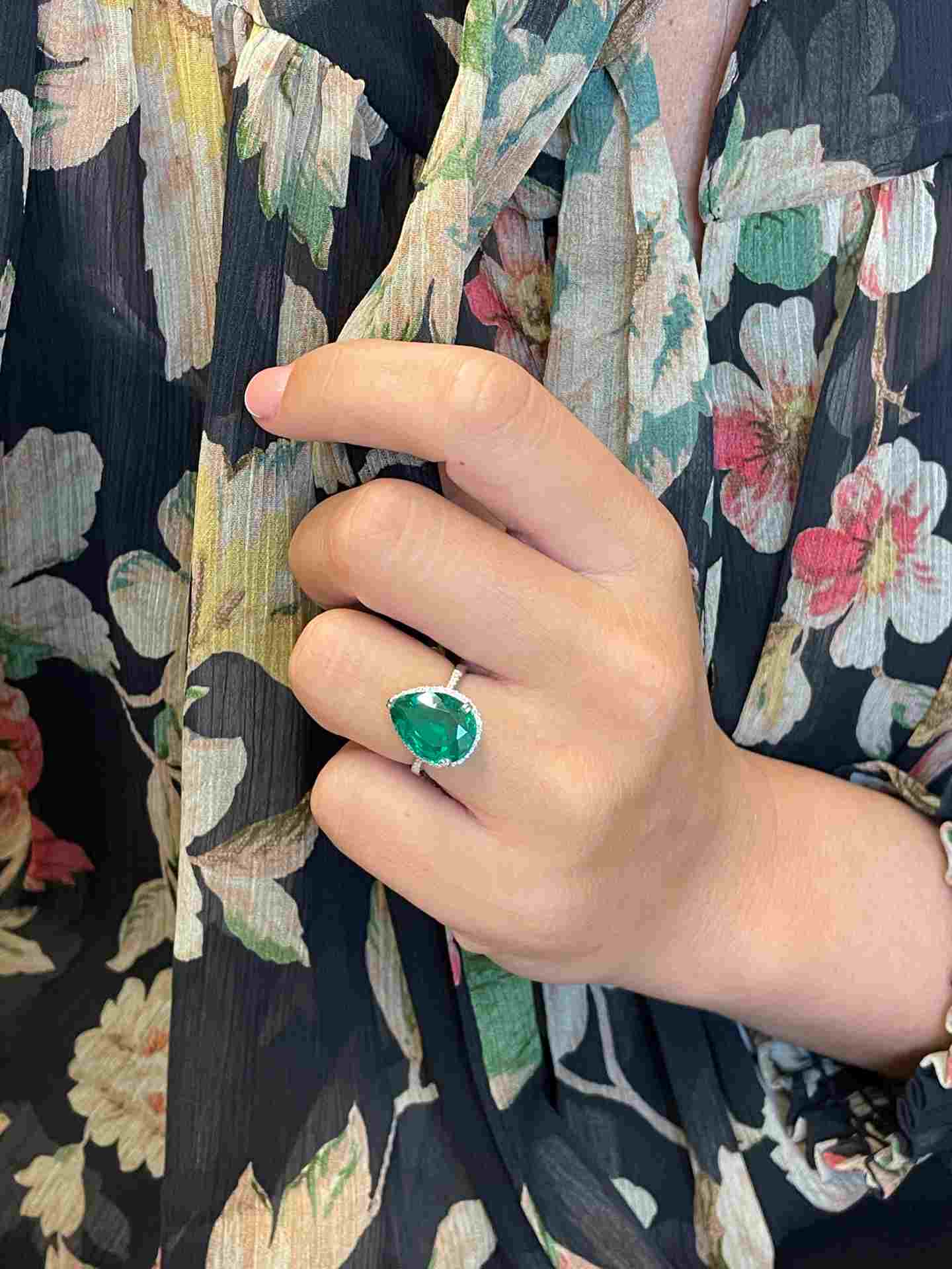 Anillo AMURRIO centro esmeralda pera con brillante en oro 18 ktes