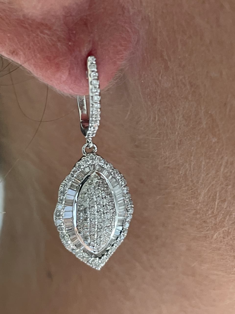 HELIOPOLIS, pendientes largos de oro blanco y diamantes.
