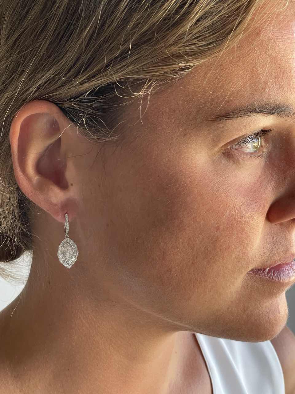 HELIOPOLIS, pendientes largos de oro blanco y diamantes.