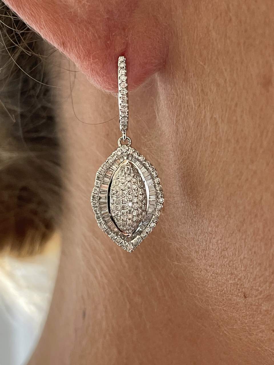 HELIOPOLIS, pendientes largos de oro blanco y diamantes.
