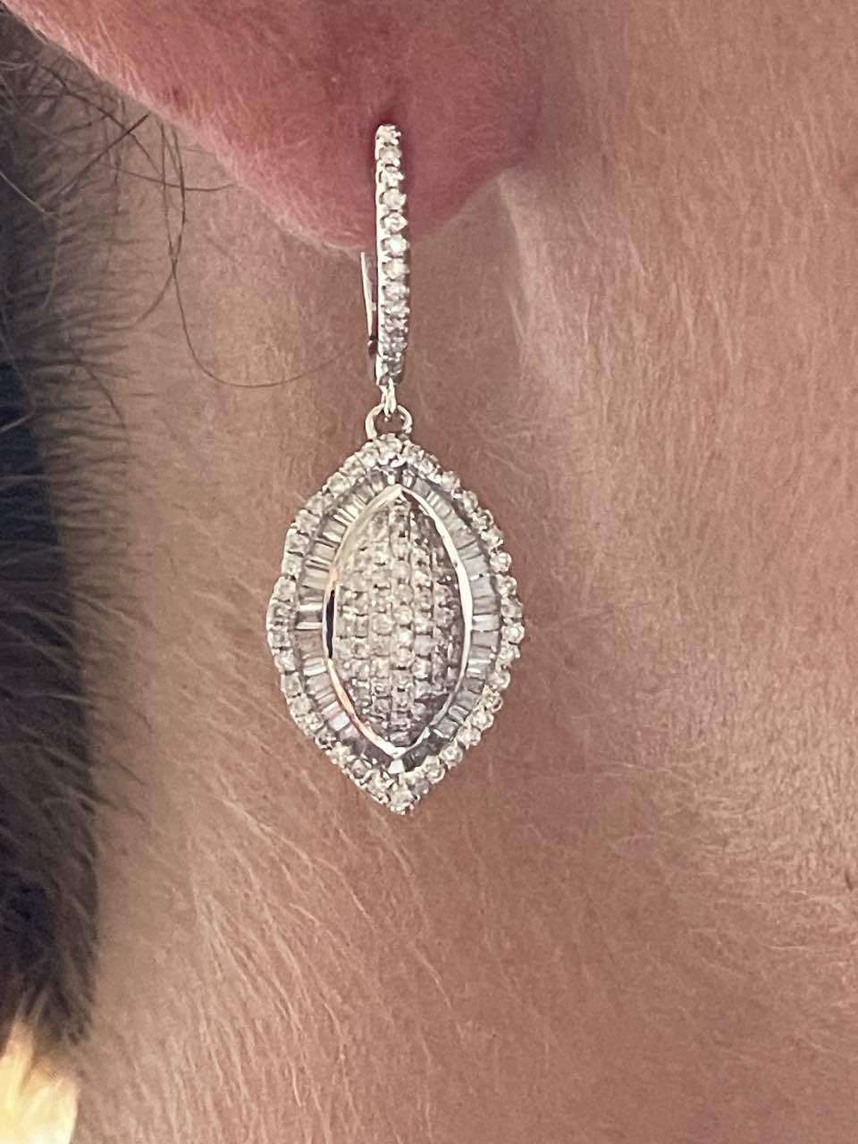 HELIOPOLIS, pendientes largos de oro blanco y diamantes.