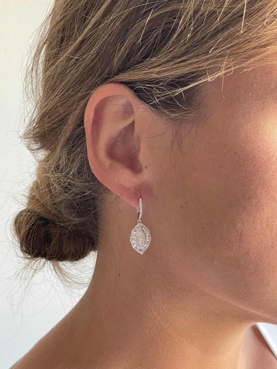 HELIOPOLIS, pendientes largos de oro blanco y diamantes.