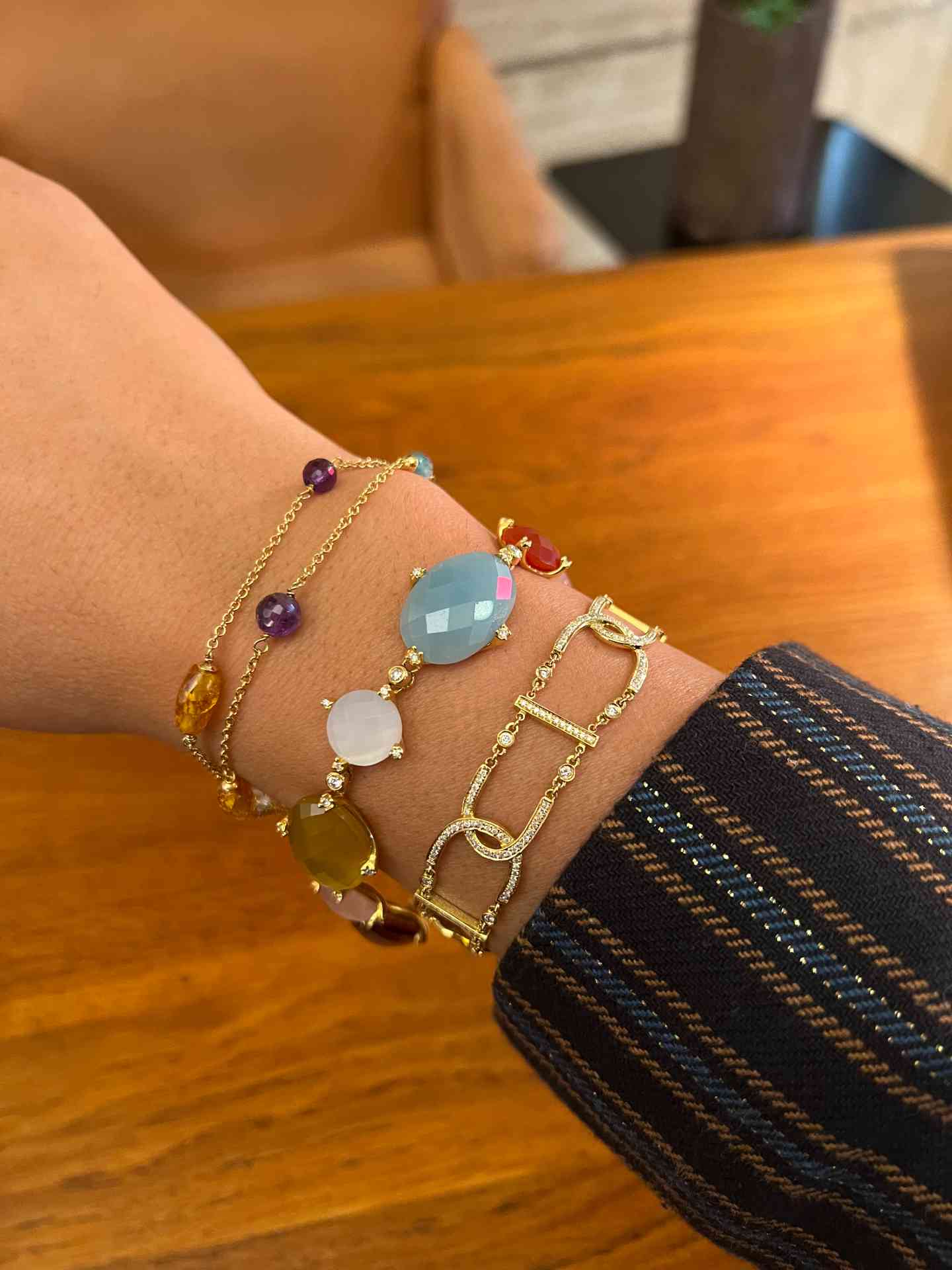 Pulsera YUNUS con piedras semipreciosas montadas en oro amarillo