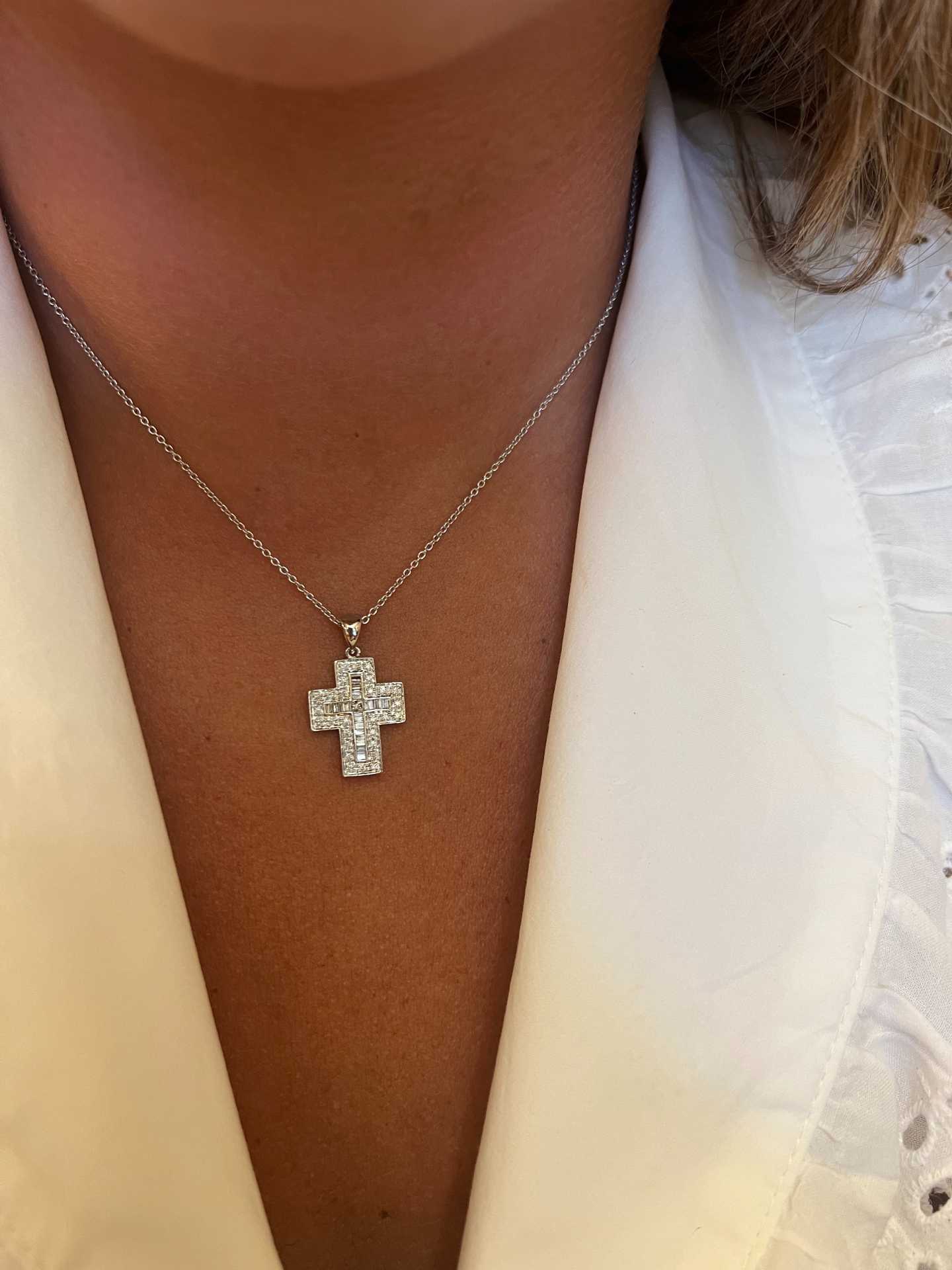 MISTRAL, cruz de oro blanco y diamantes
