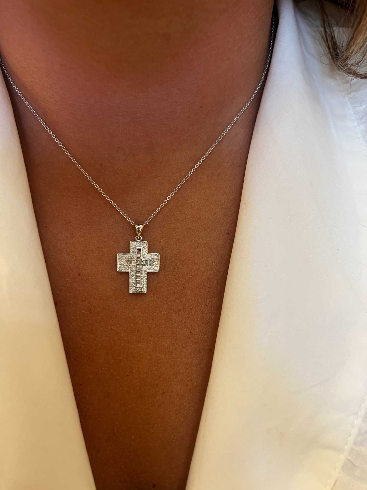 MISTRAL, cruz de oro blanco y diamantes