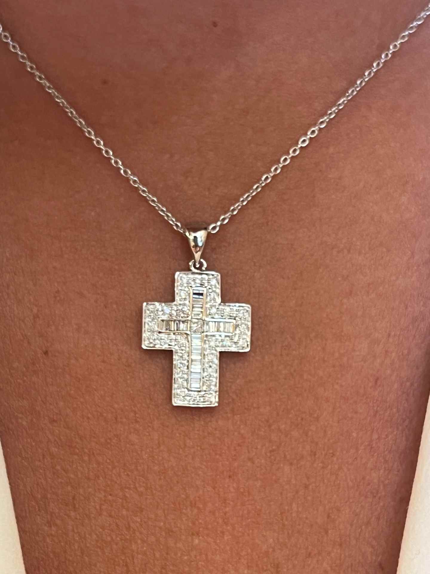 MISTRAL, cruz de oro blanco y diamantes