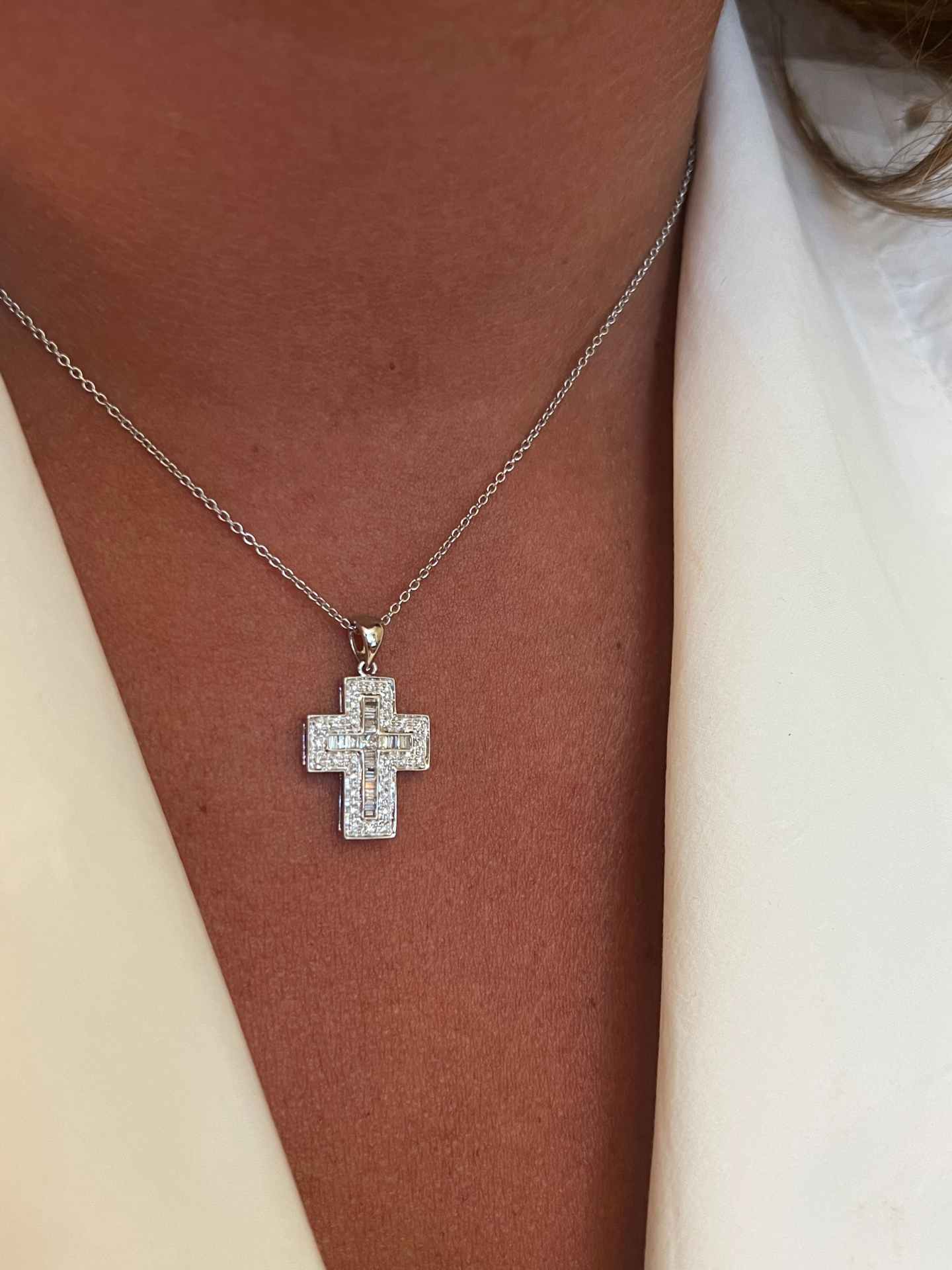 MISTRAL, cruz de oro blanco y diamantes