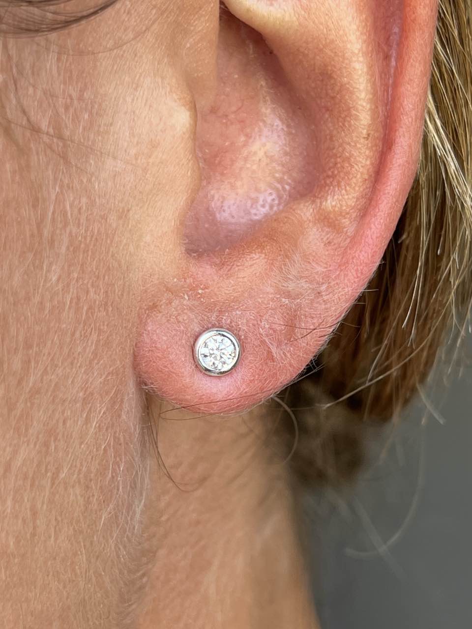 BROEN, short gold and diamond earrings