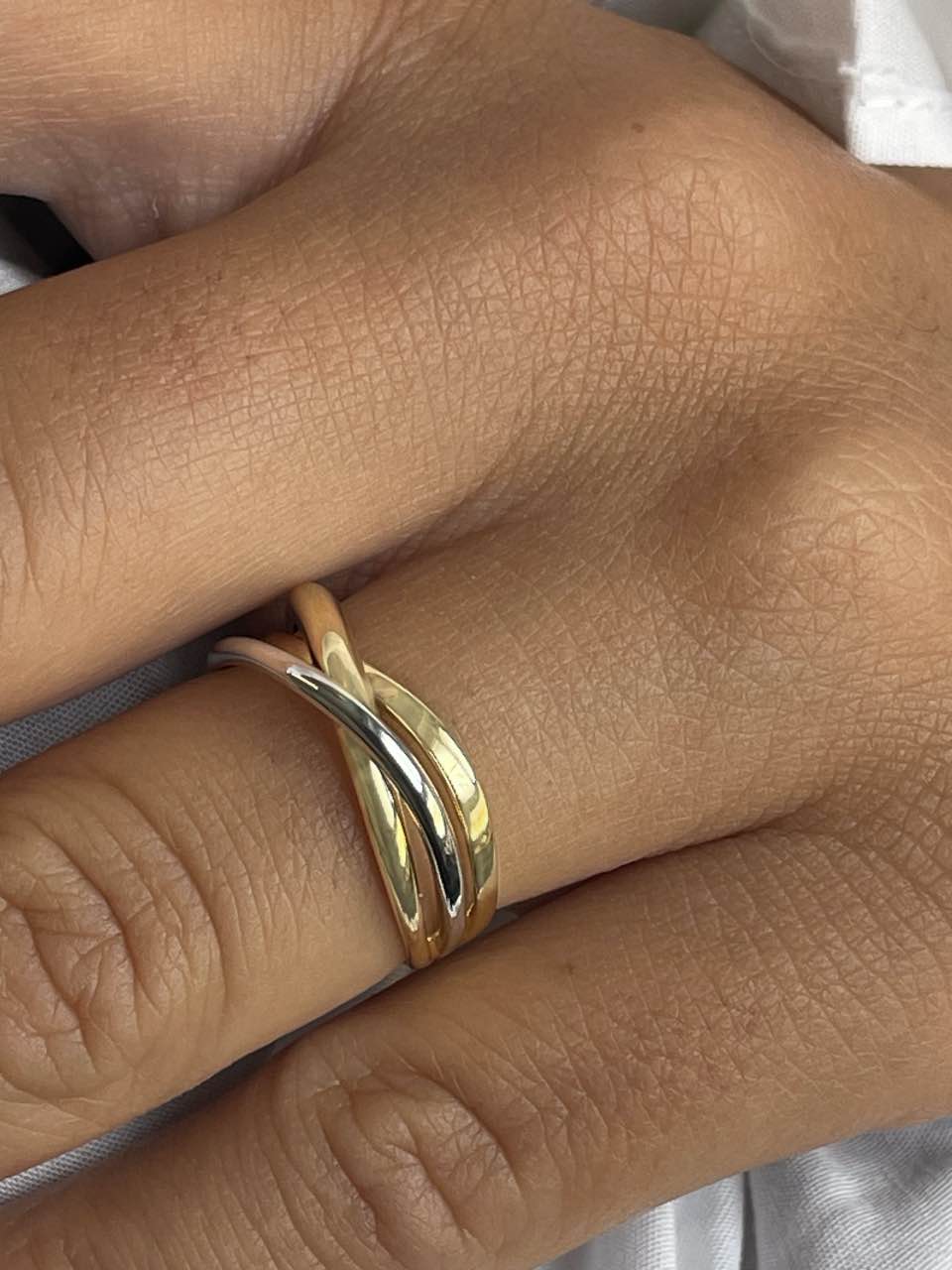 Anillo PRESA alianzas cruzadas de oro amarillo y blanco en 18 ktes