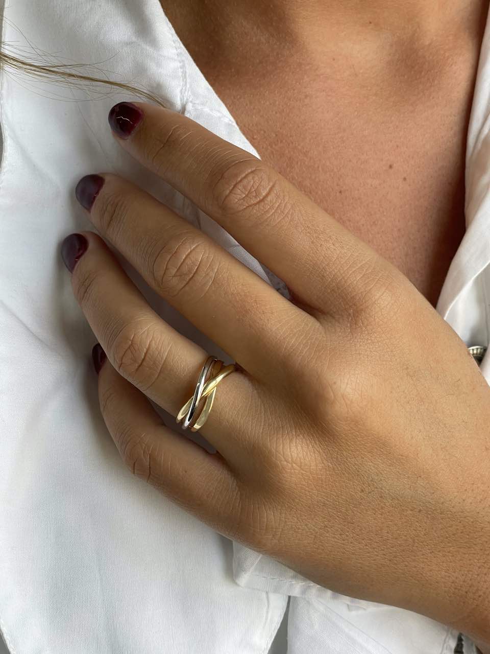 Anillo PRESA alianzas cruzadas de oro amarillo y blanco en 18 ktes