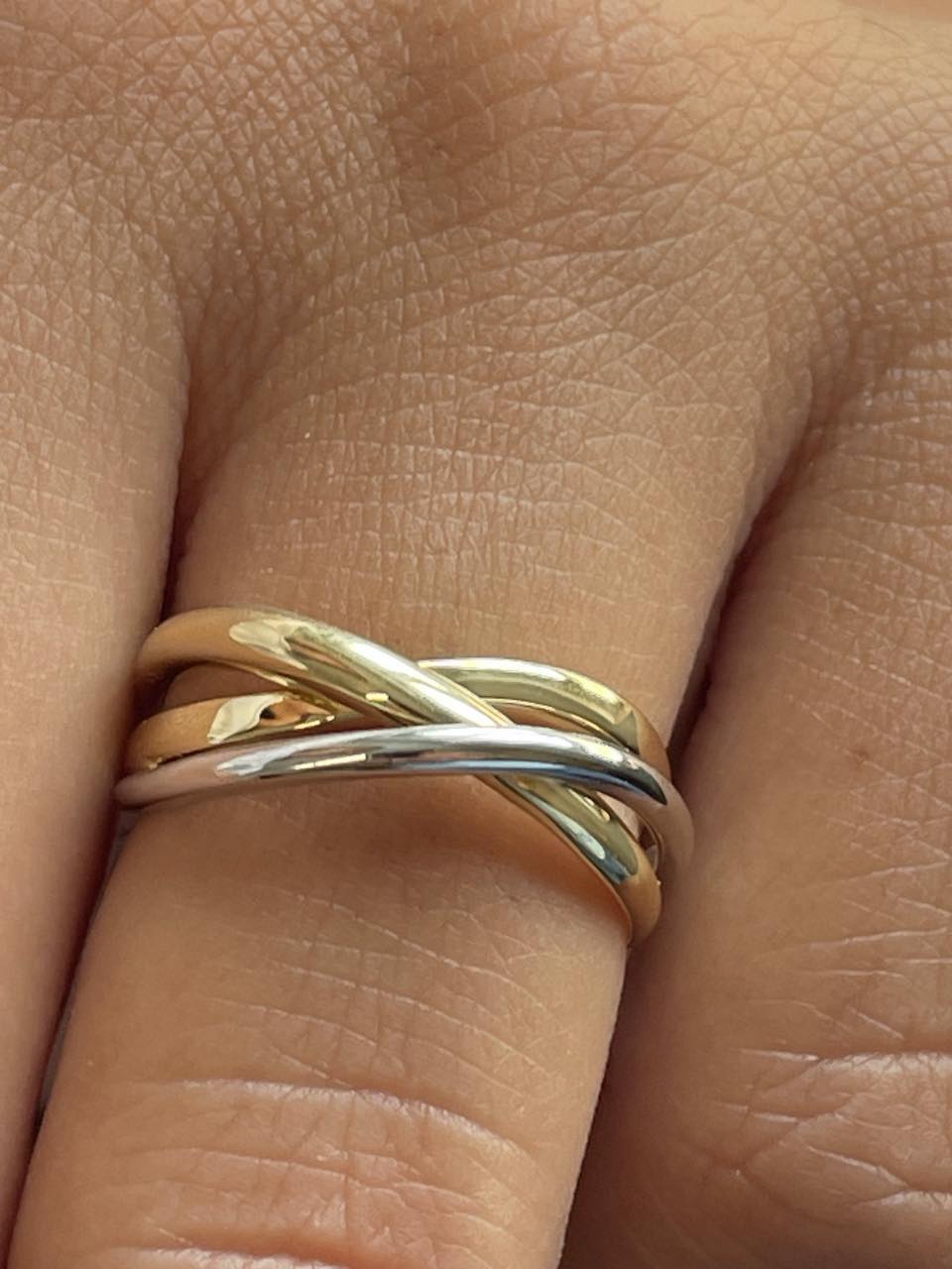 Anillo PRESA alianzas cruzadas de oro amarillo y blanco en 18 ktes