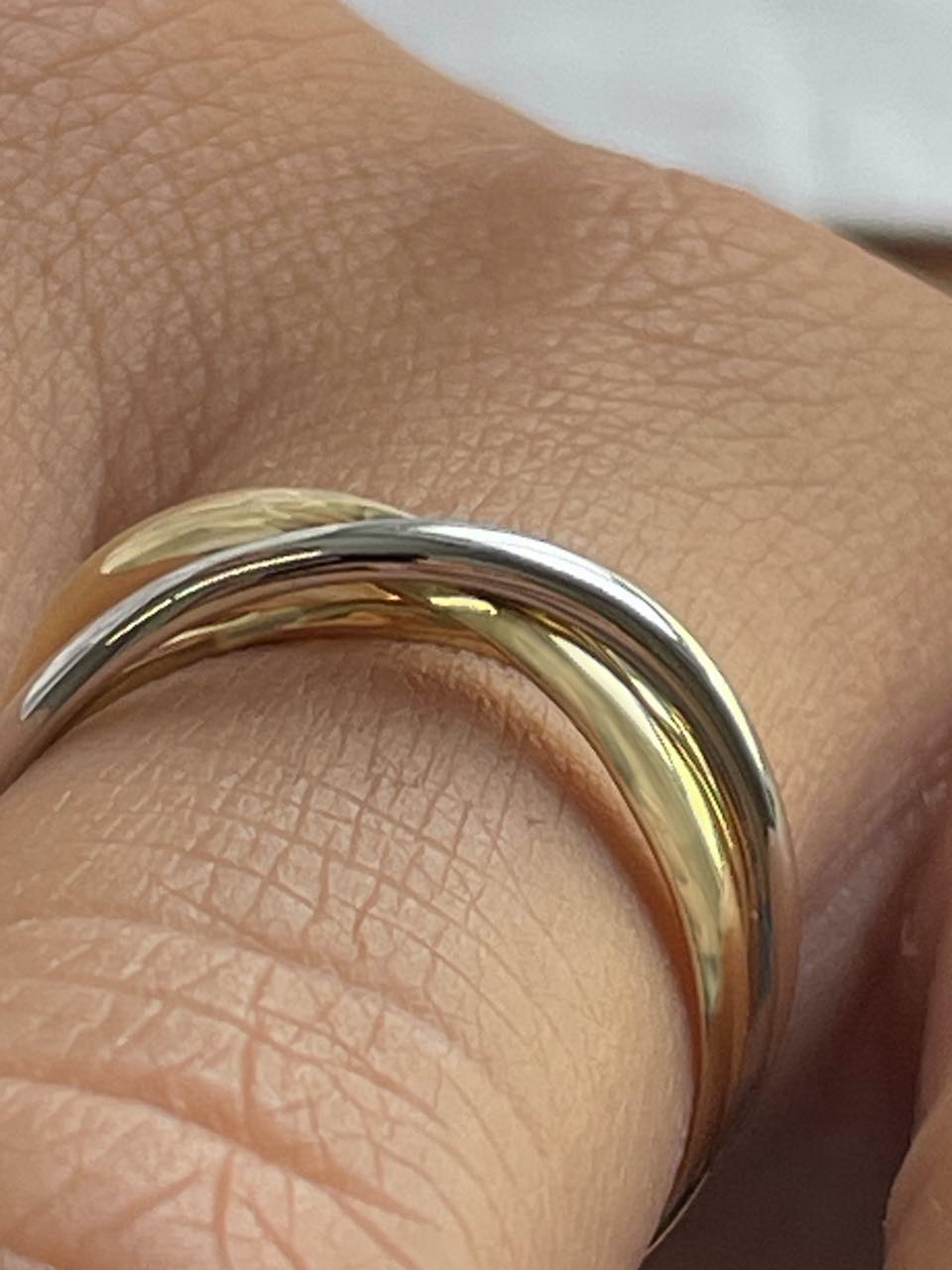 Anillo PRESA alianzas cruzadas de oro amarillo y blanco en 18 ktes