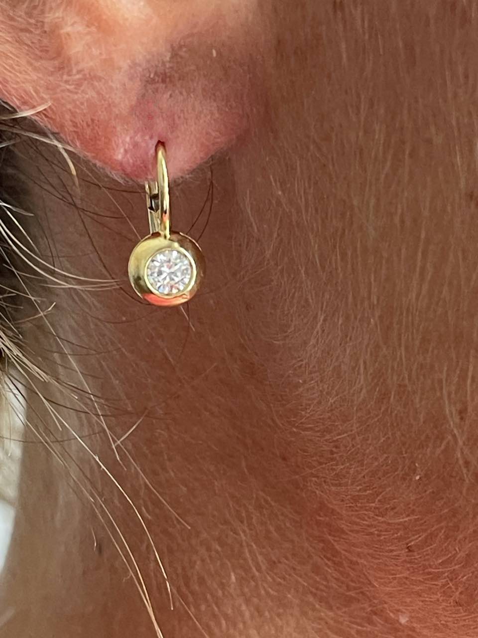 CHAVES earrings with cubic zirconia in 18k yellow gold settings