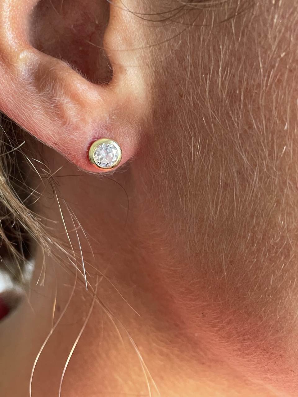 Pendientes NAZARE dormilones en oro de 18 kilates de circonita en boquilla