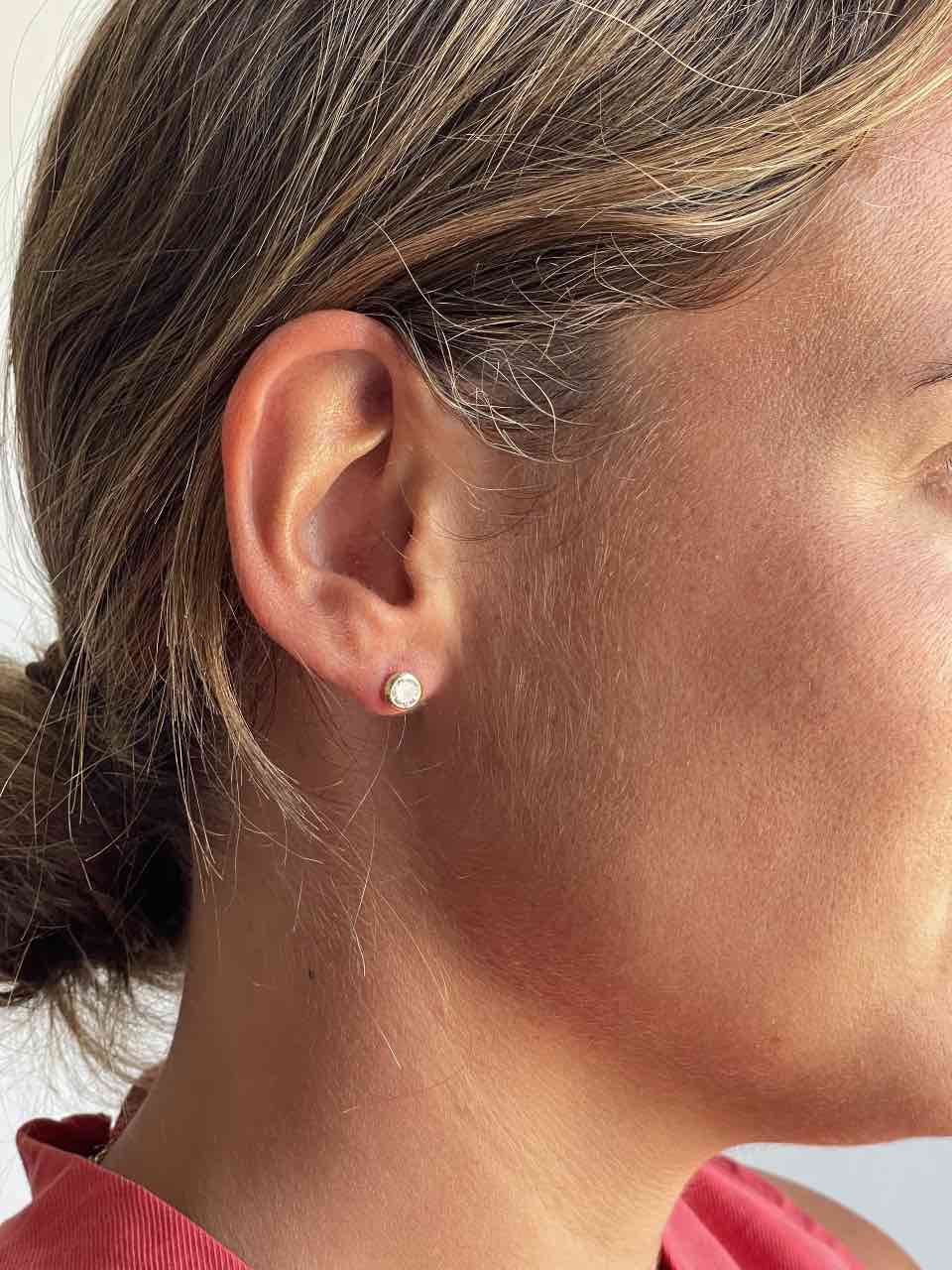 Pendientes NAZARE dormilones en oro de 18 kilates de circonita en boquilla