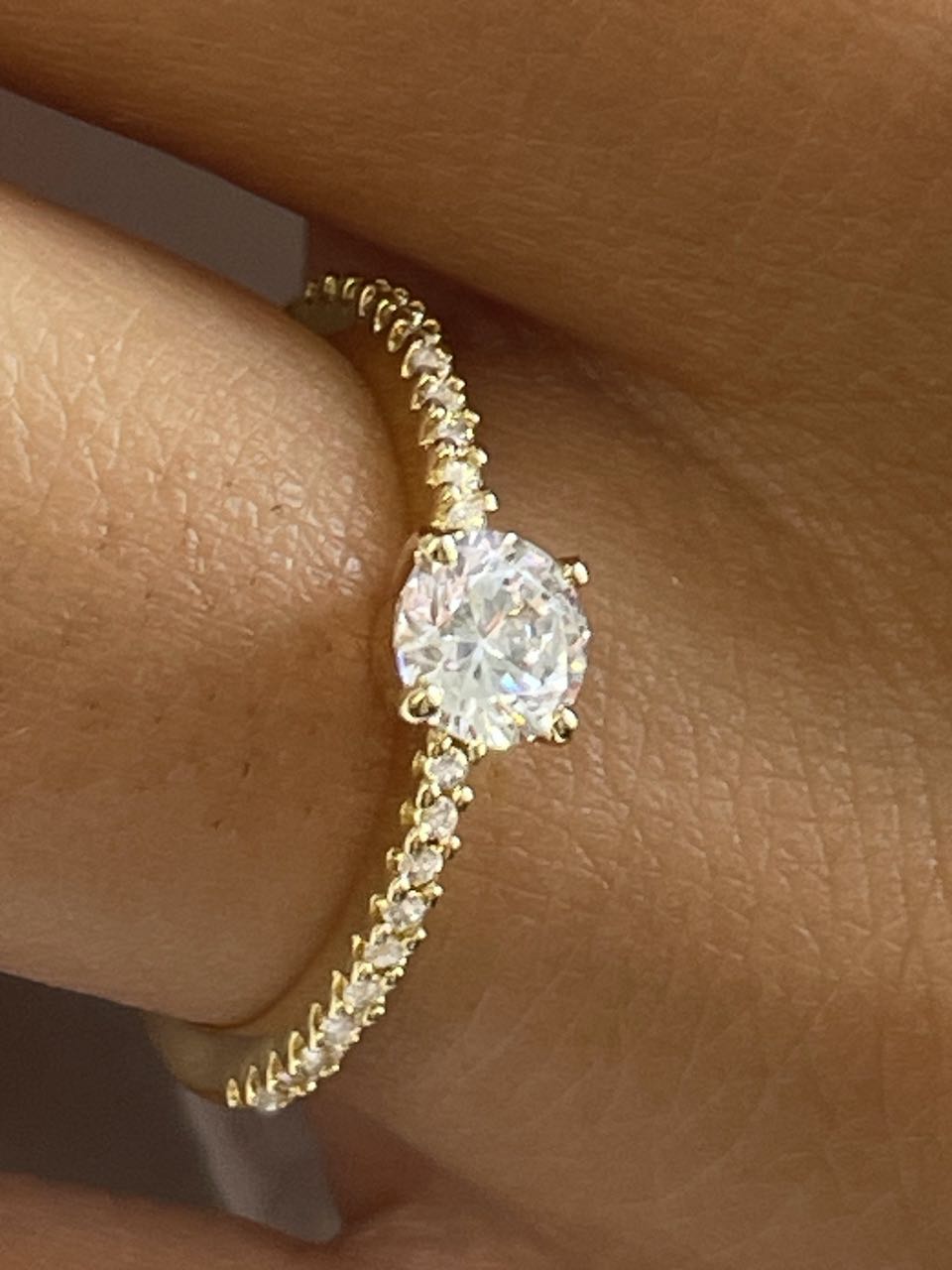 Anillo COLINA alianza solitario oro amarillo de 18 ktes con circonitas