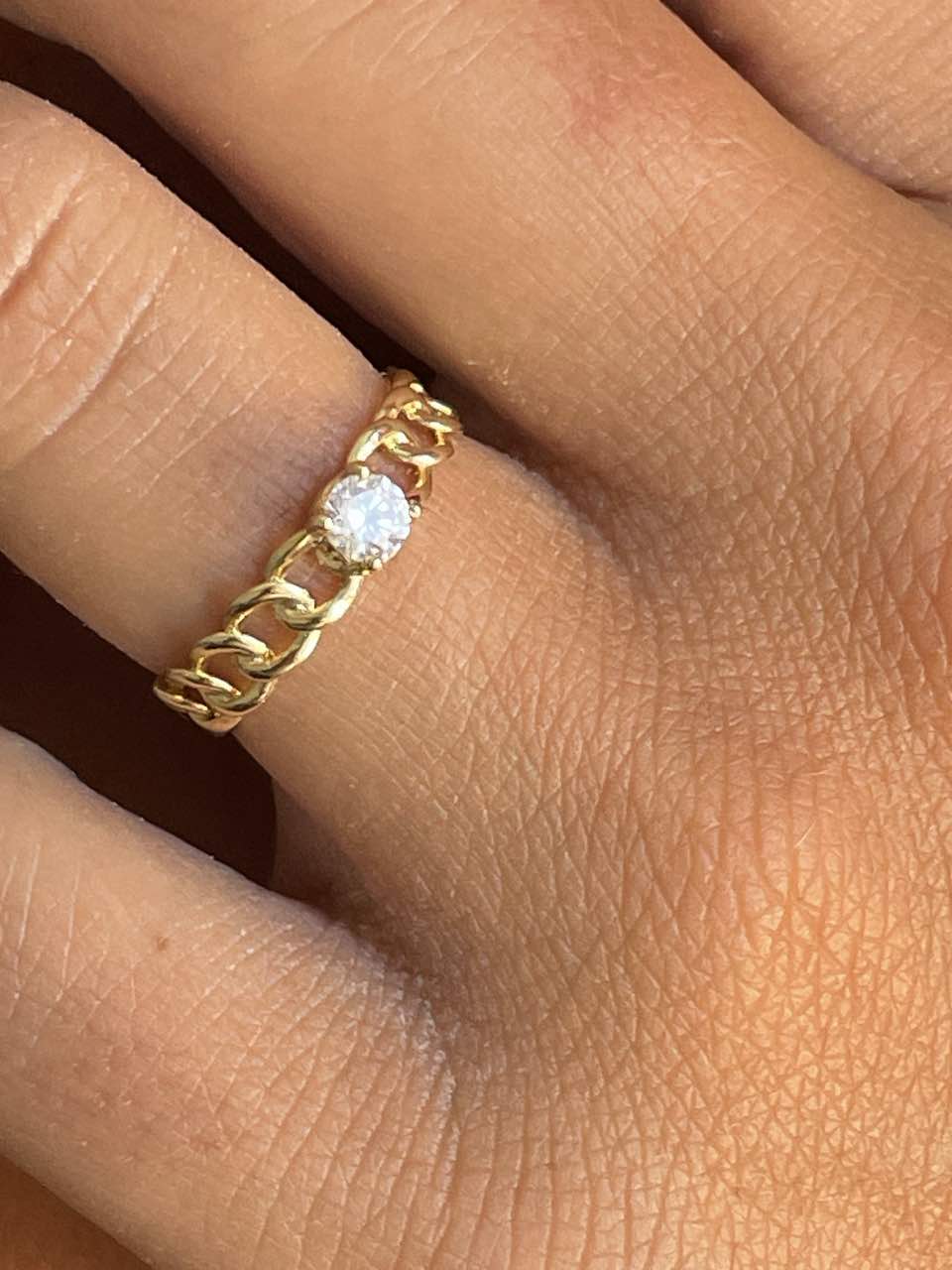 Anillo ELVAS oro amarillo de 18 kilates en brazo barbado con circonita