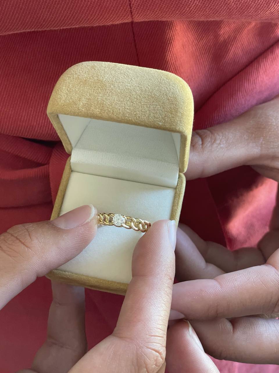 Anillo ELVAS oro amarillo de 18 kilates en brazo barbado con circonita