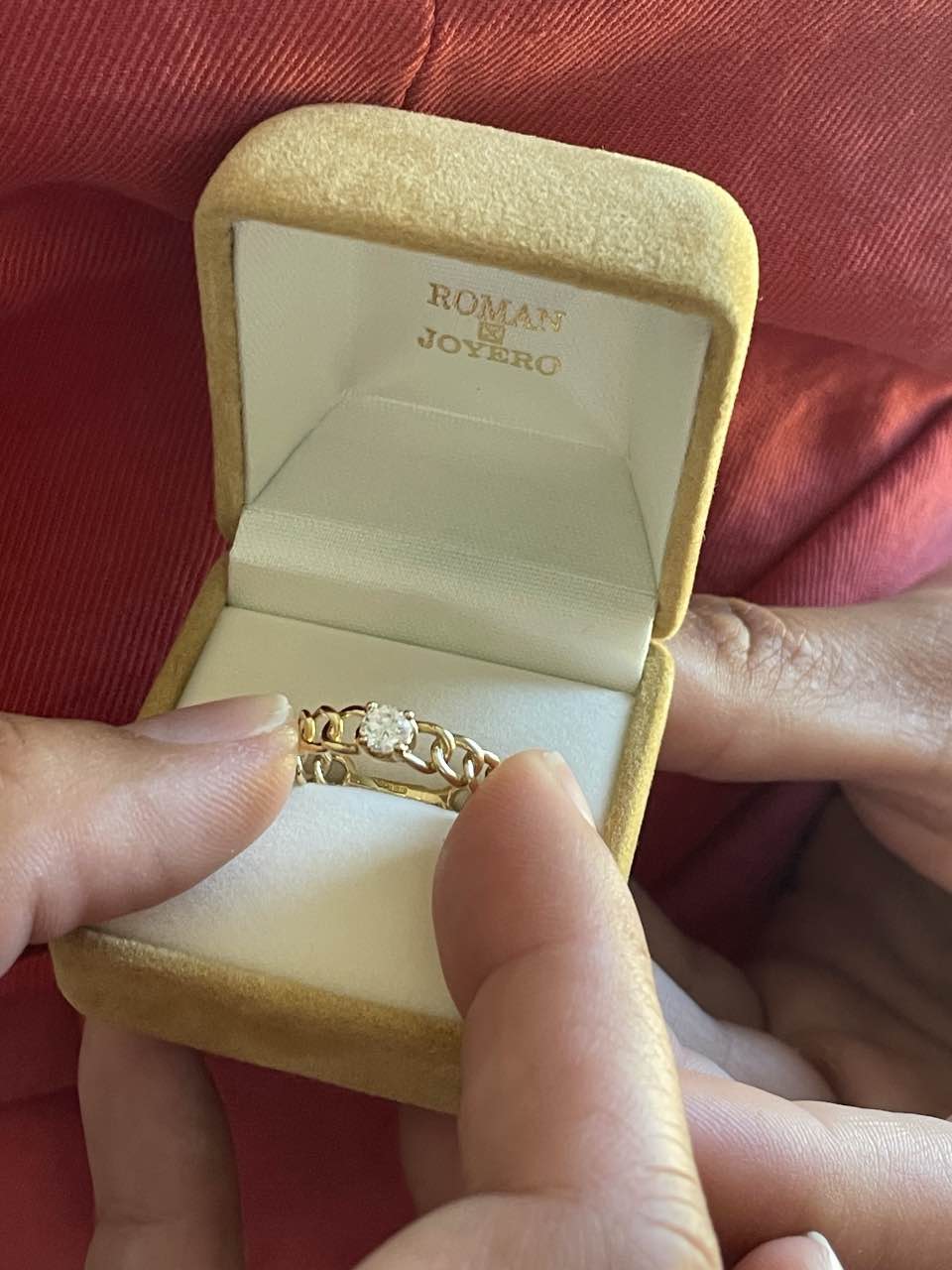 Anillo ELVAS oro amarillo de 18 kilates en brazo barbado con circonita