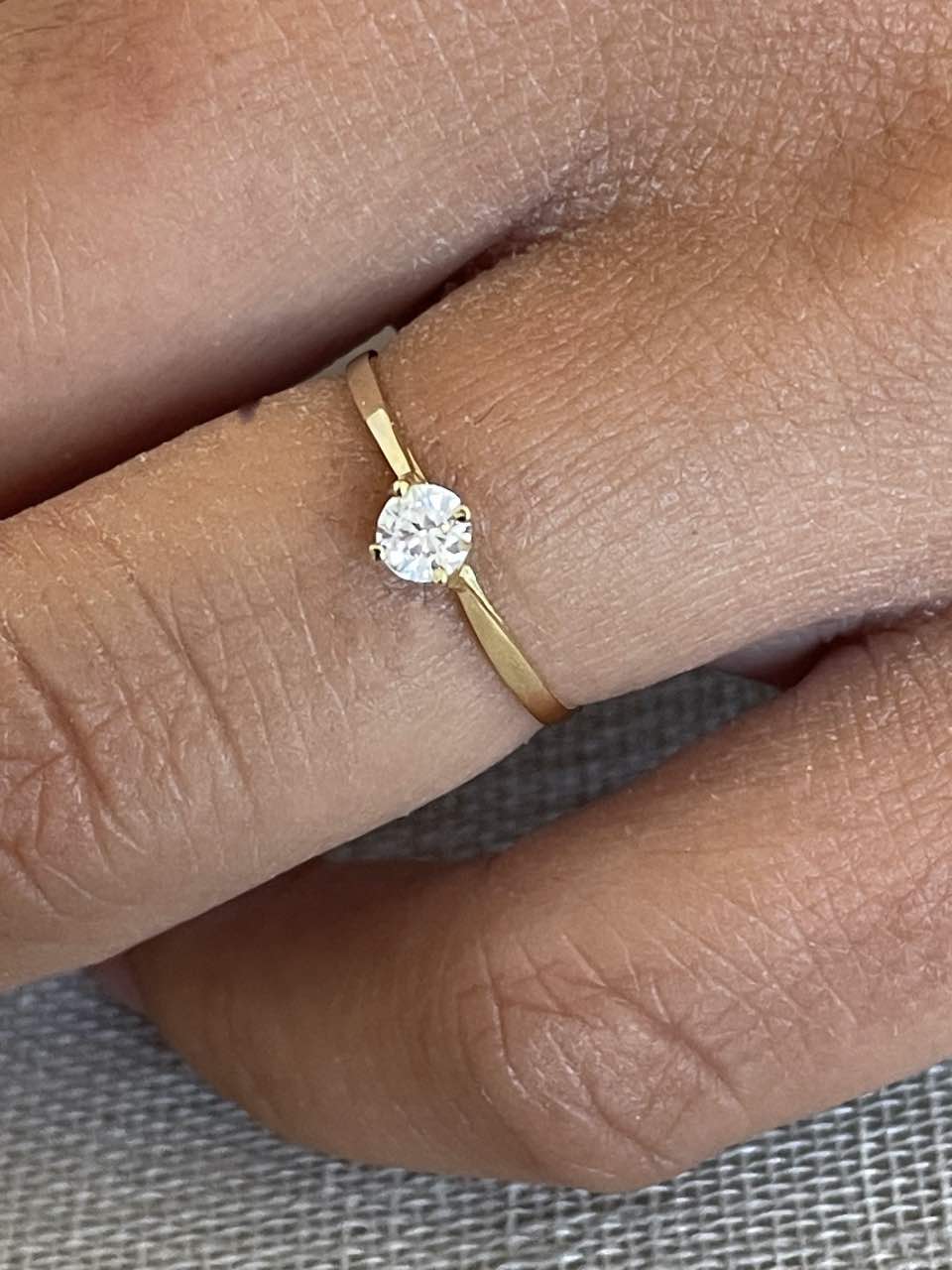 Anillo LEIRA solitario en oro amarillo o blanco con circonita en 18 ktes