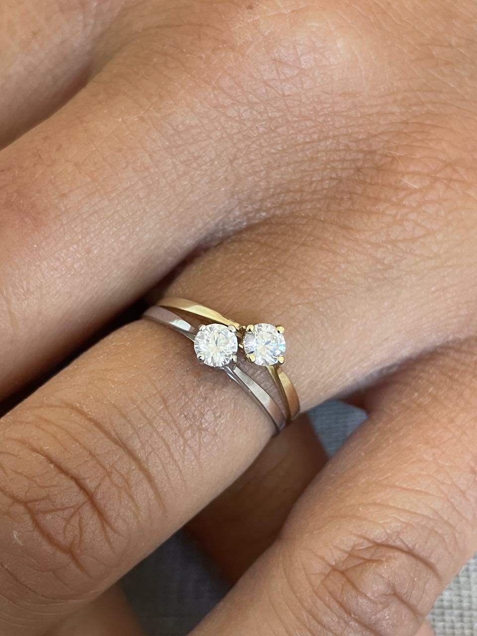 Anillo LEIRA solitario en oro amarillo o blanco con circonita en 18 ktes