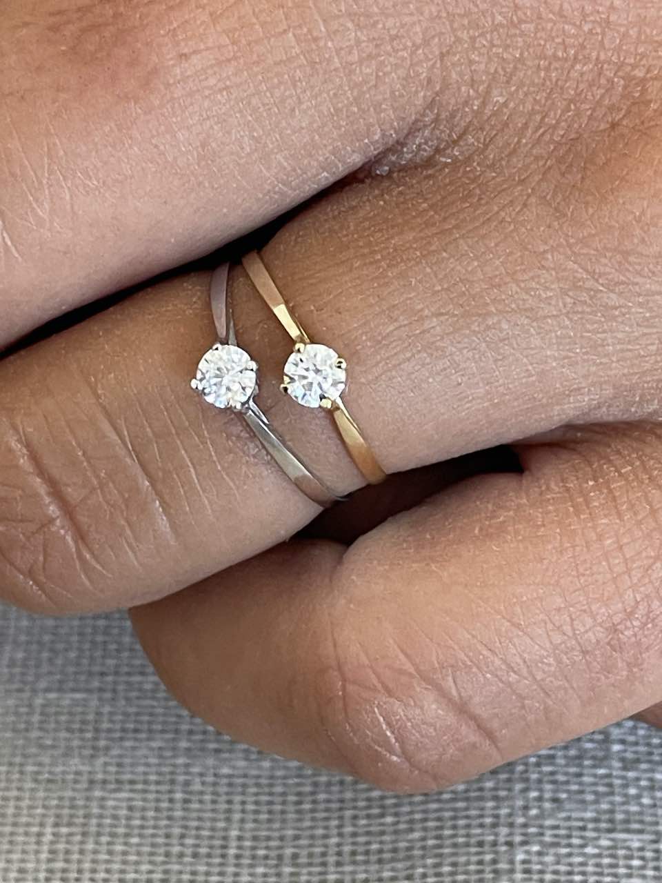 Anillo LEIRA solitario en oro amarillo o blanco con circonita en 18 ktes