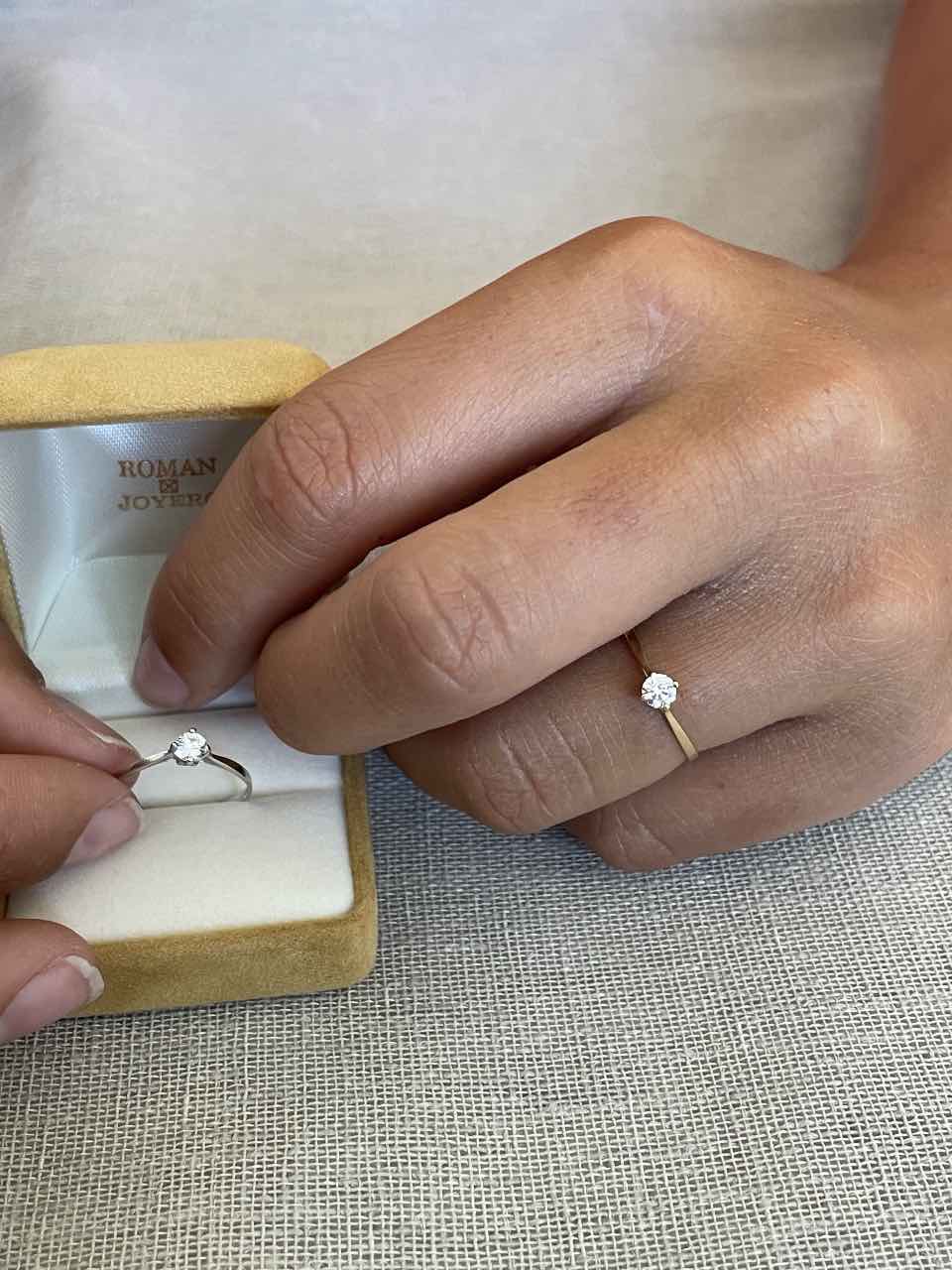 Anillo LEIRA solitario en oro amarillo o blanco con circonita en 18 ktes