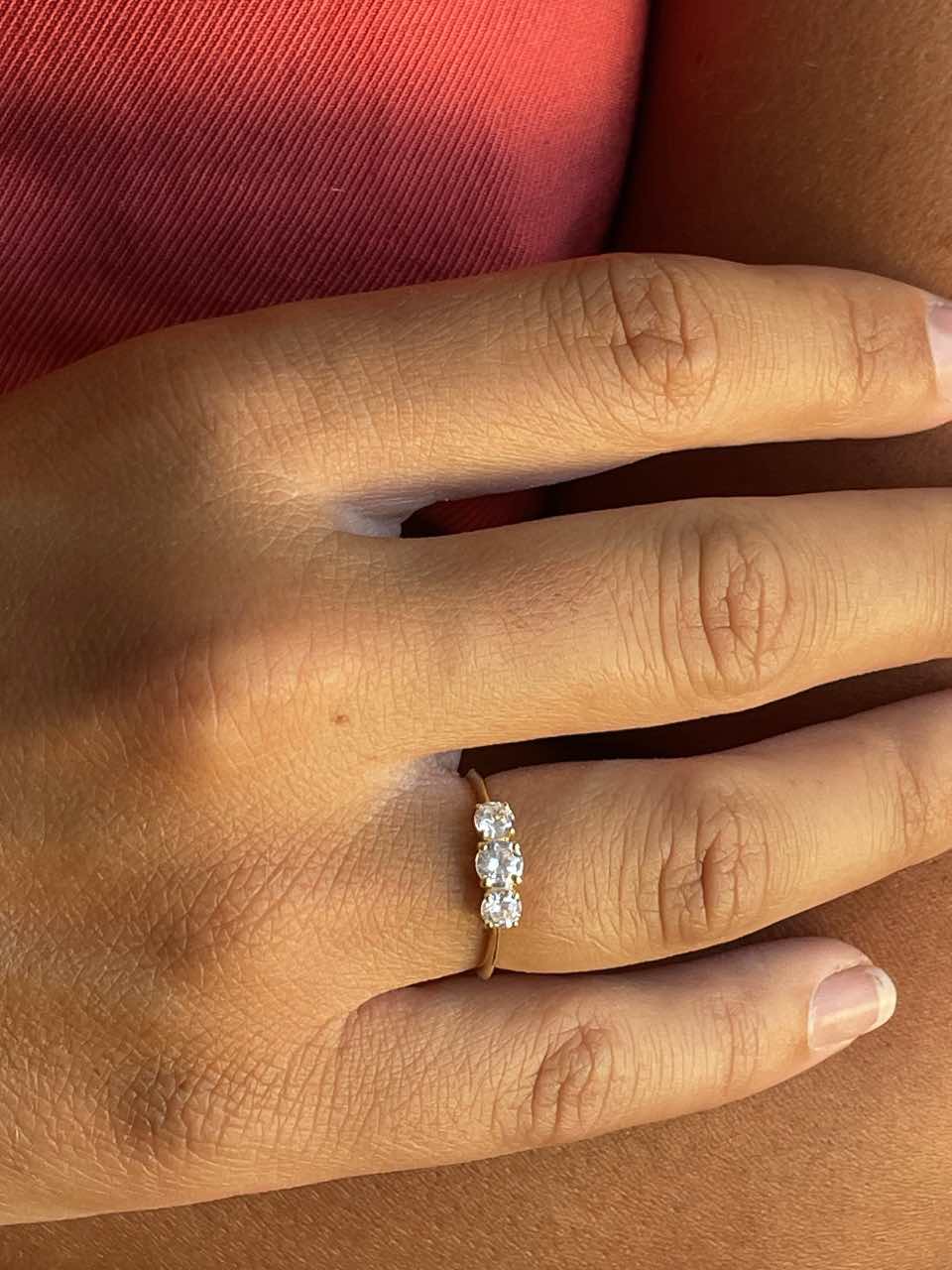 Anillo TANCOS tresillo de circonitas en oro blanco o amarillo de 18 ktes