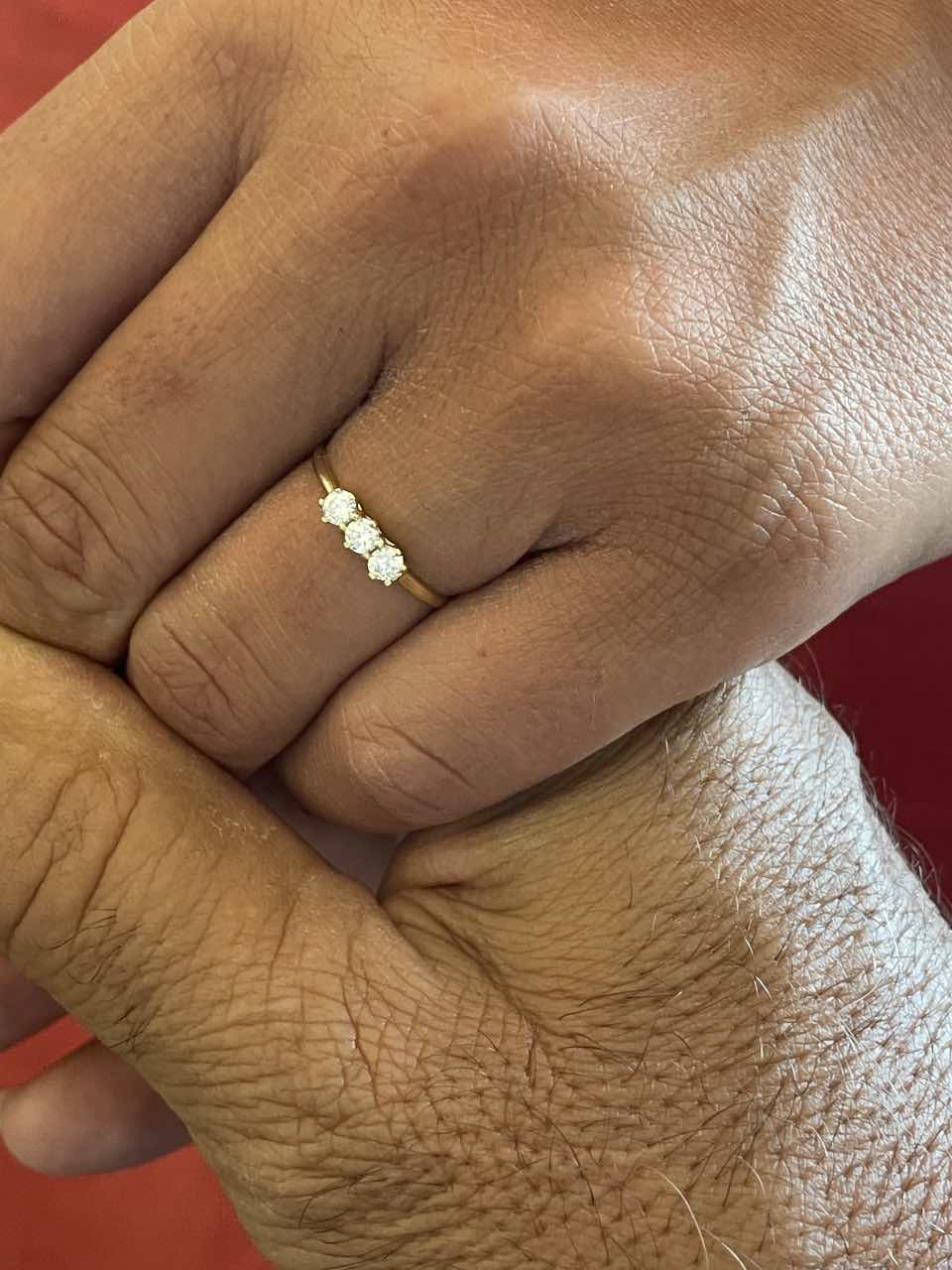 Anillo TANCOS tresillo de circonitas en oro blanco o amarillo de 18 ktes