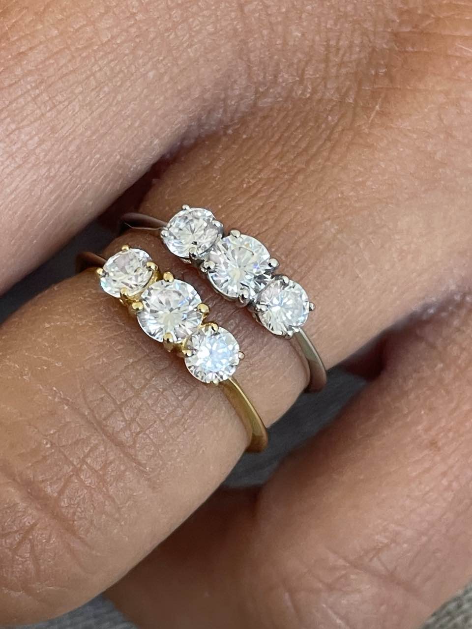Anillo TANCOS tresillo de circonitas en oro blanco o amarillo de 18 ktes