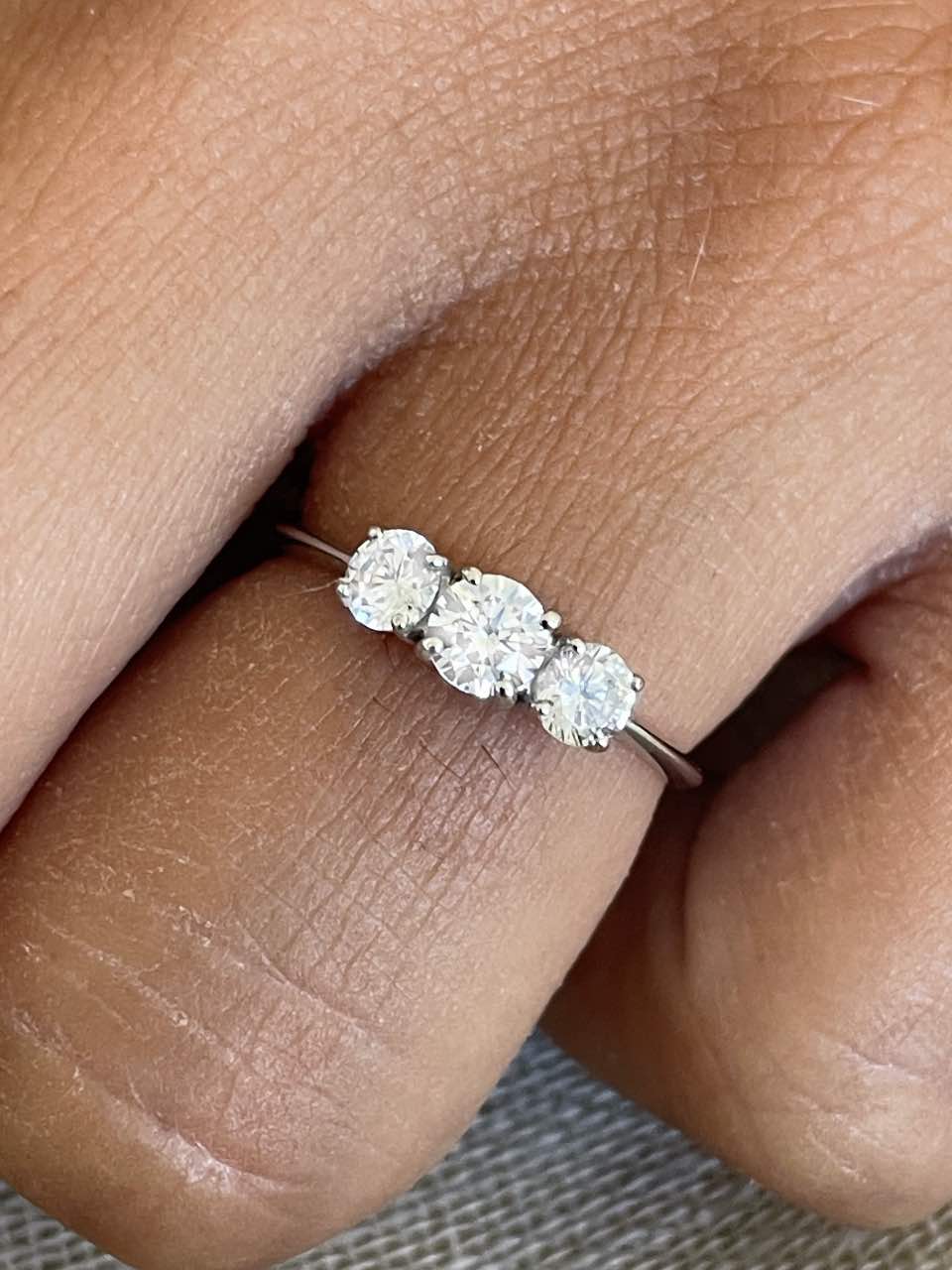 Anillo TANCOS tresillo de circonitas en oro blanco o amarillo de 18 ktes