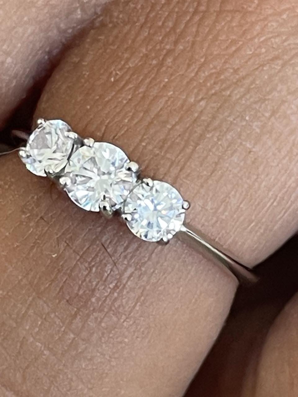Anillo TANCOS tresillo de circonitas en oro blanco o amarillo de 18 ktes