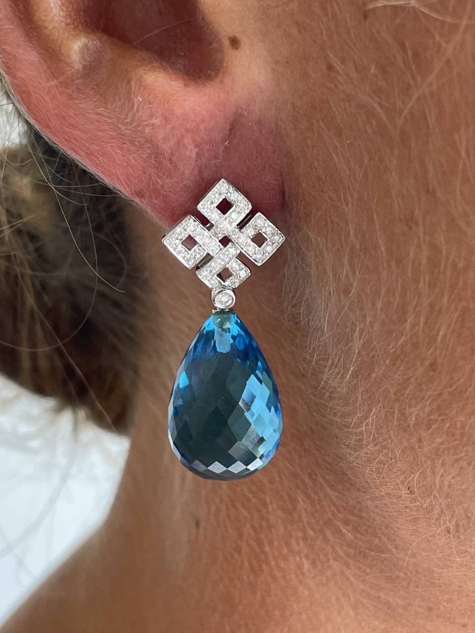 NOVICE detachable earrings in 18k white gold and diamonds